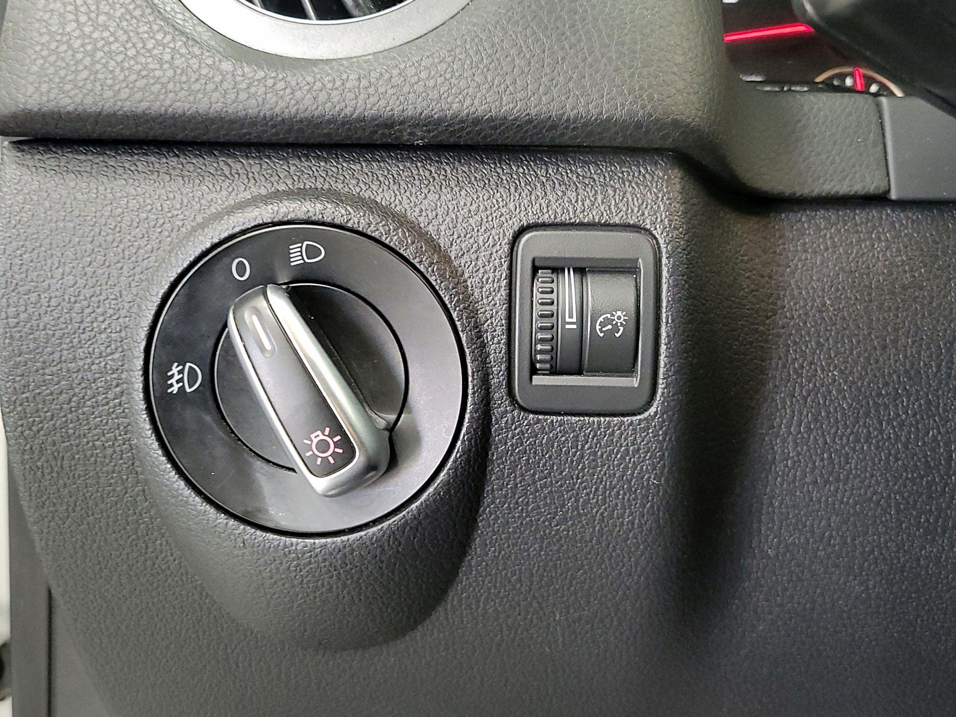 Thumbnail: 2014 Volkswagen Tiguan - 13