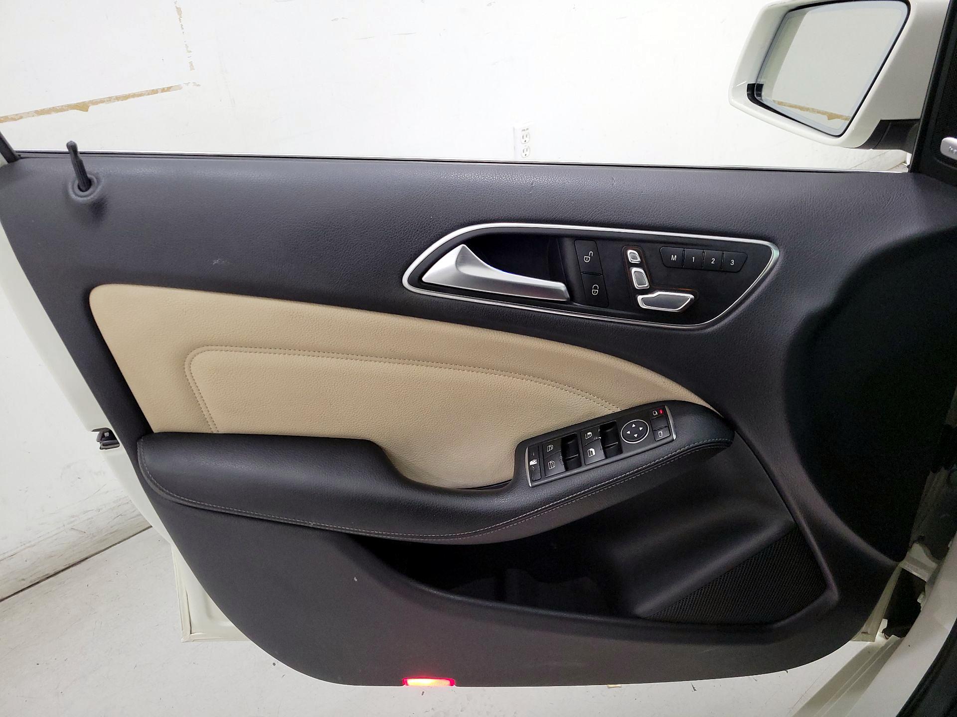 Thumbnail: 2015 Mercedes-Benz B-Class - 12