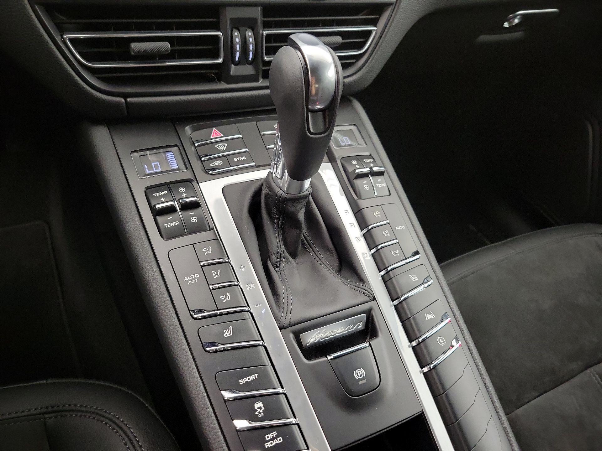 Thumbnail: 2021 Porsche Macan - 18