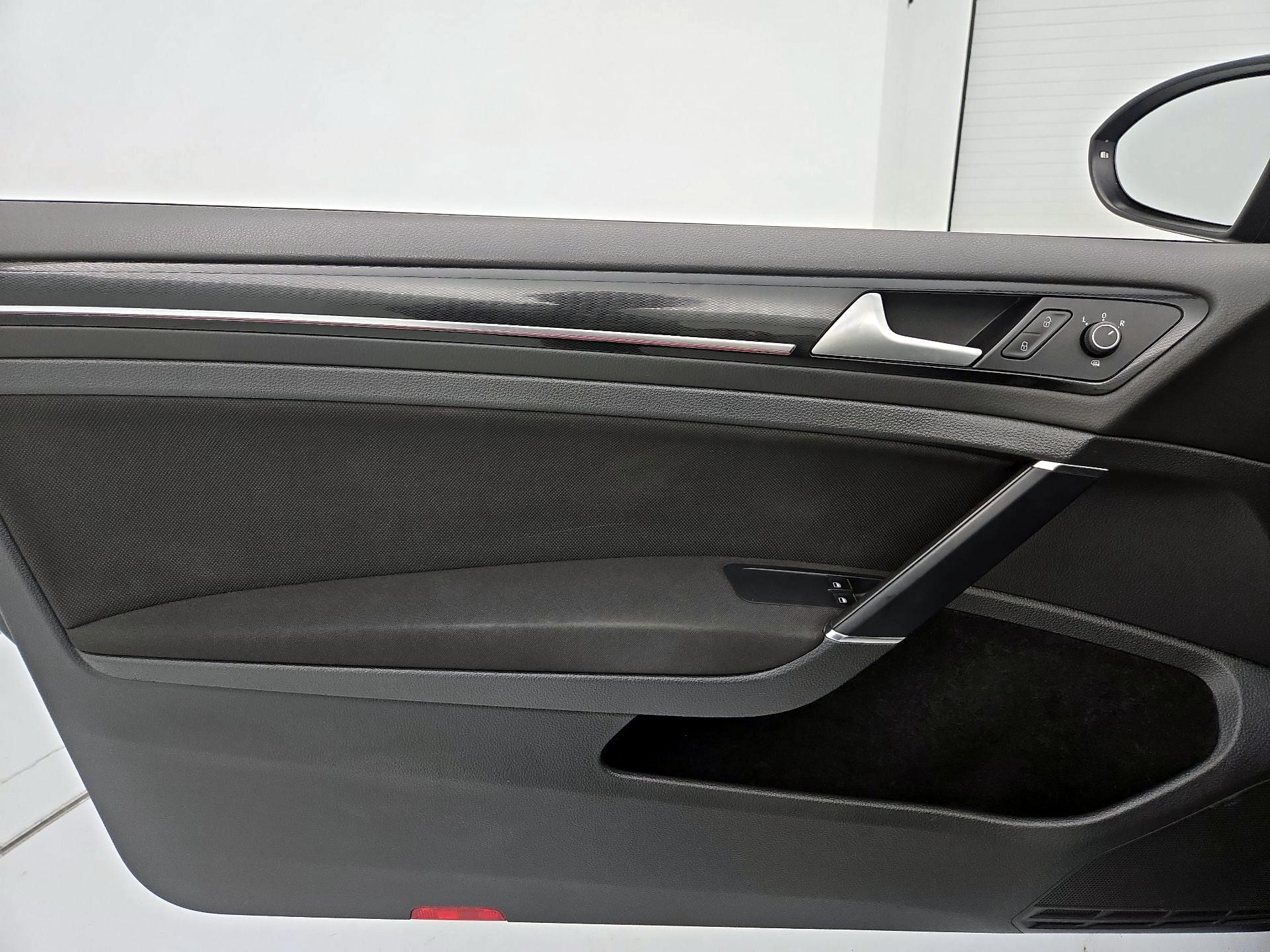 Thumbnail: 2015 Volkswagen Golf - 12