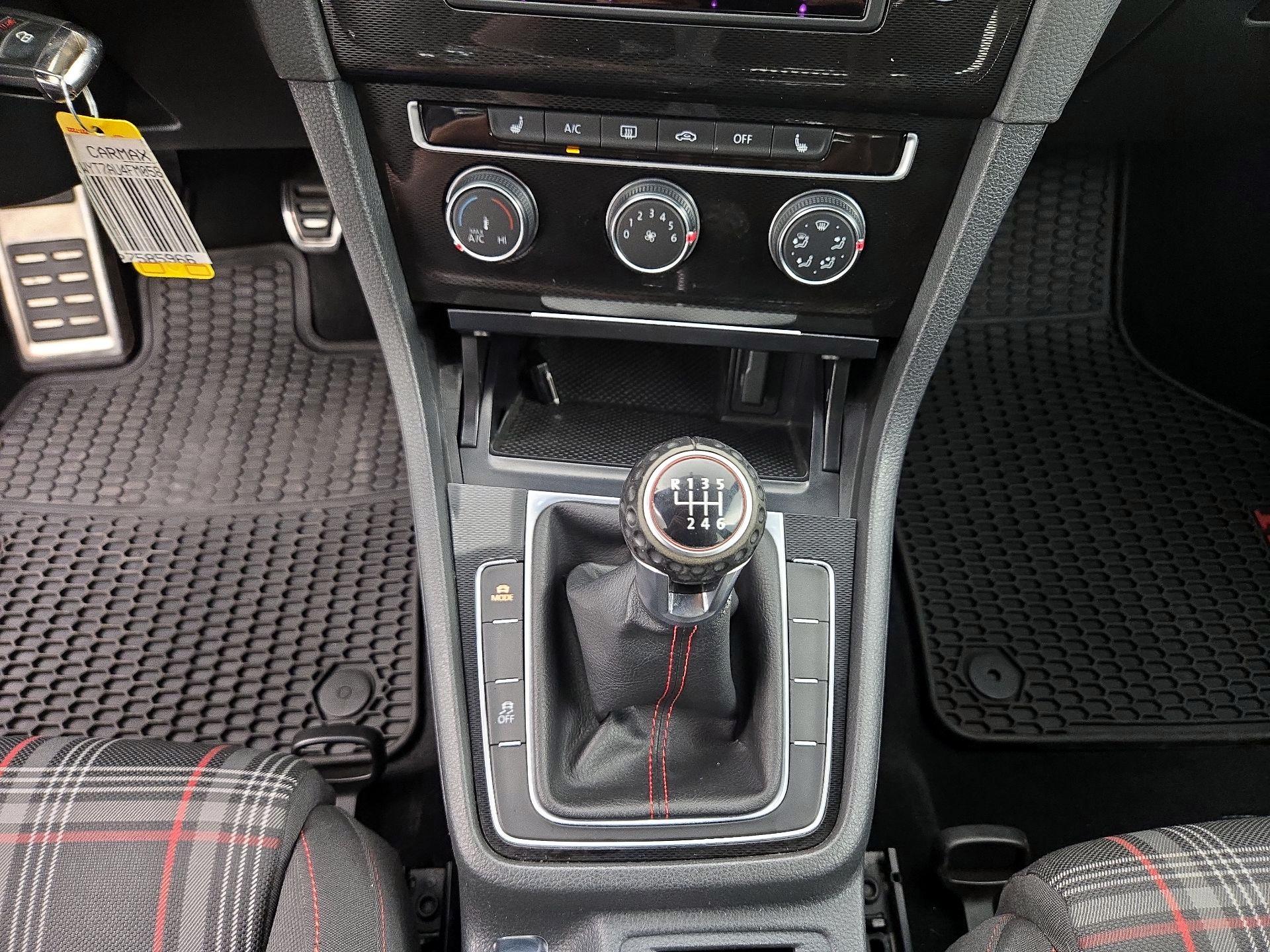 Thumbnail: 2015 Volkswagen Golf - 16