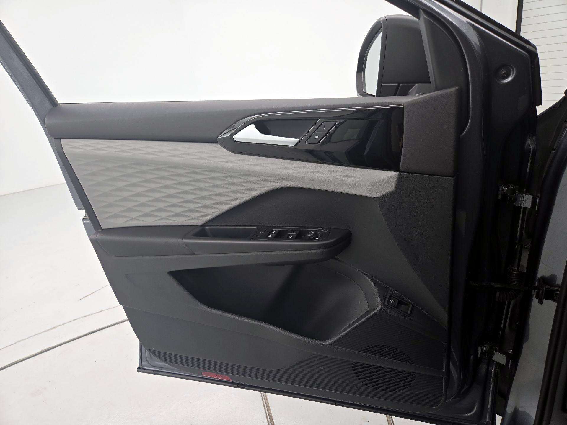 Thumbnail: 2023 Volkswagen Taos - 12