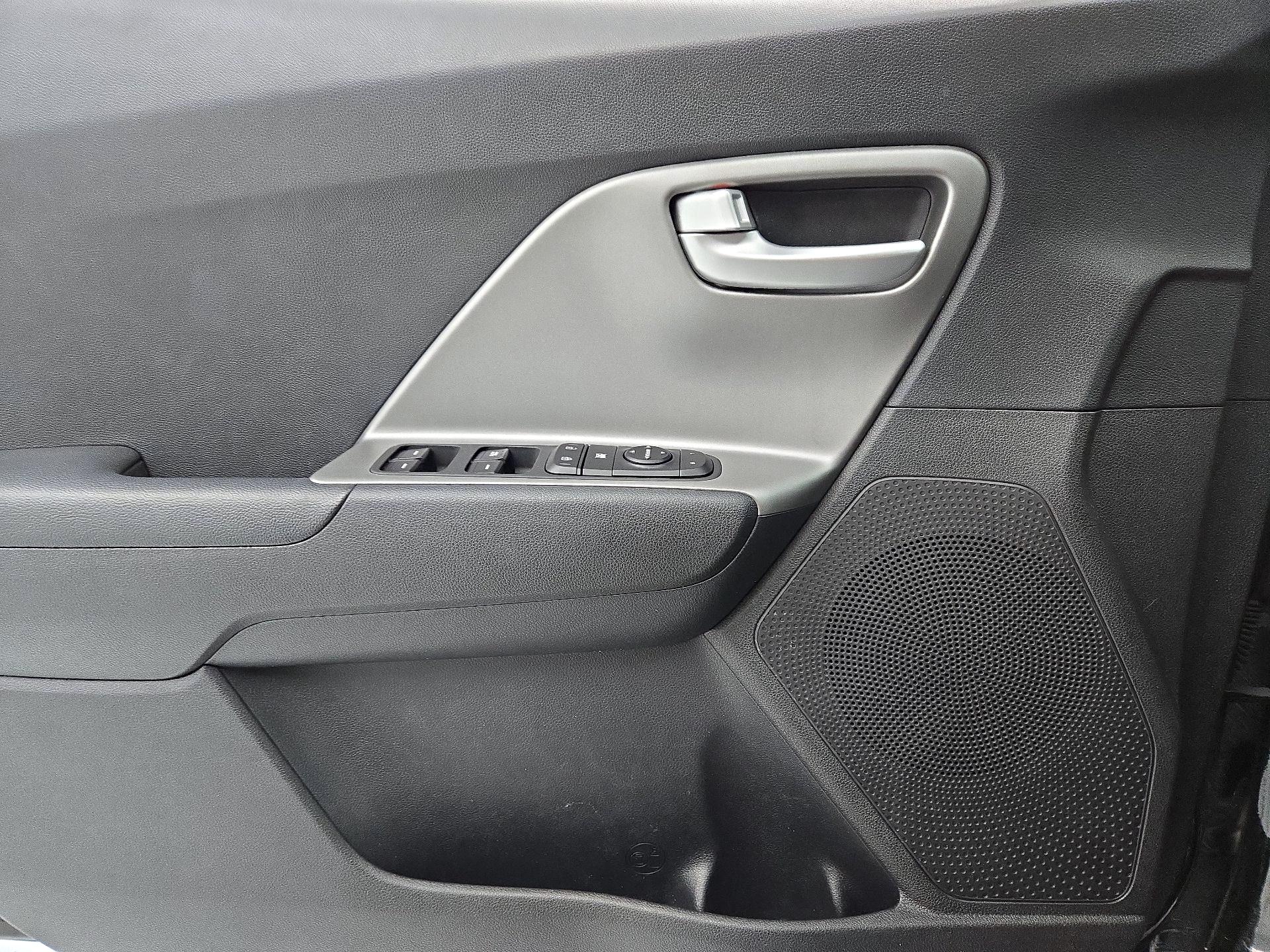 Thumbnail: 2020 Kia Niro - 12
