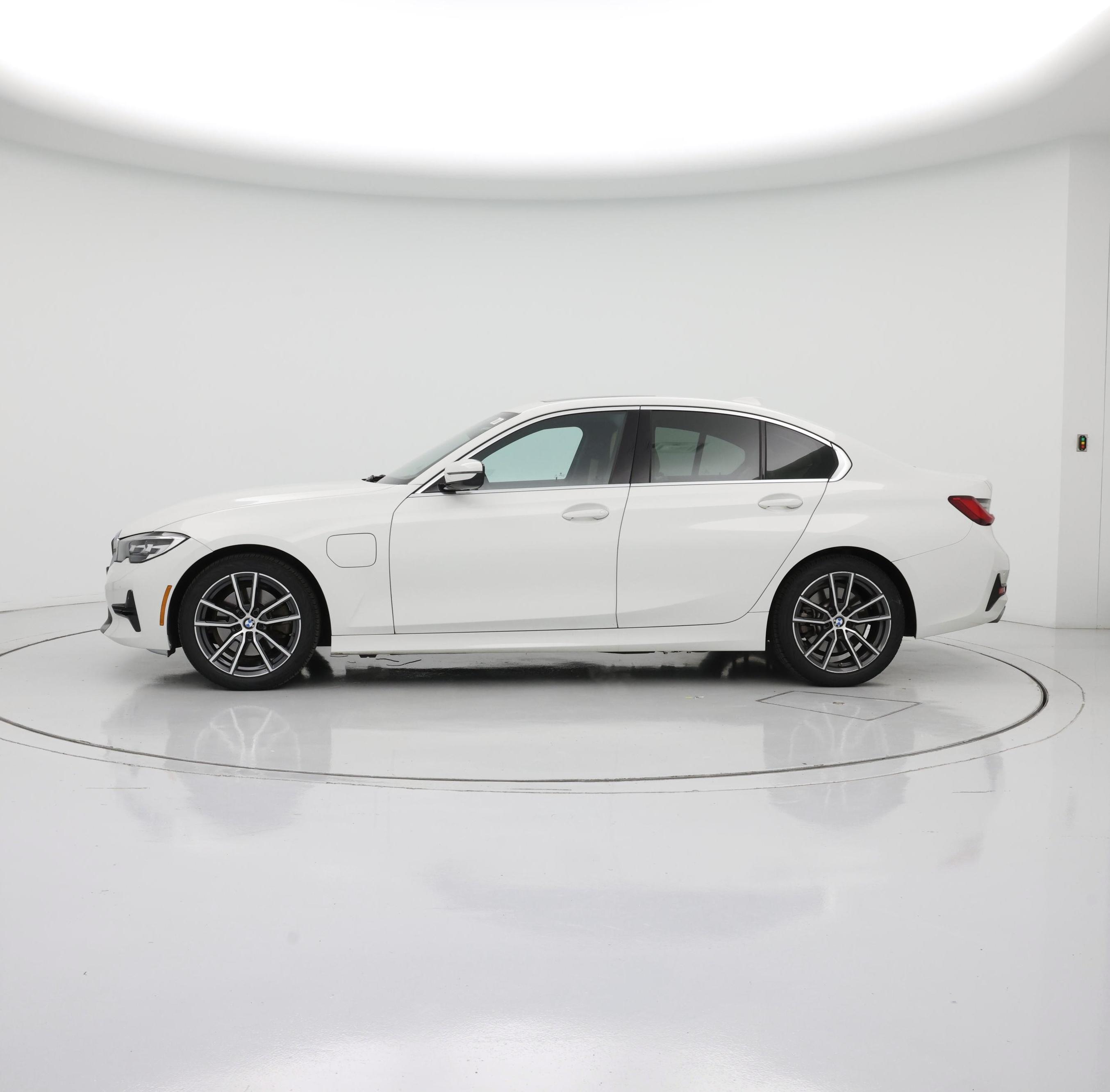 Thumbnail: 2021 BMW 3 Series - 3