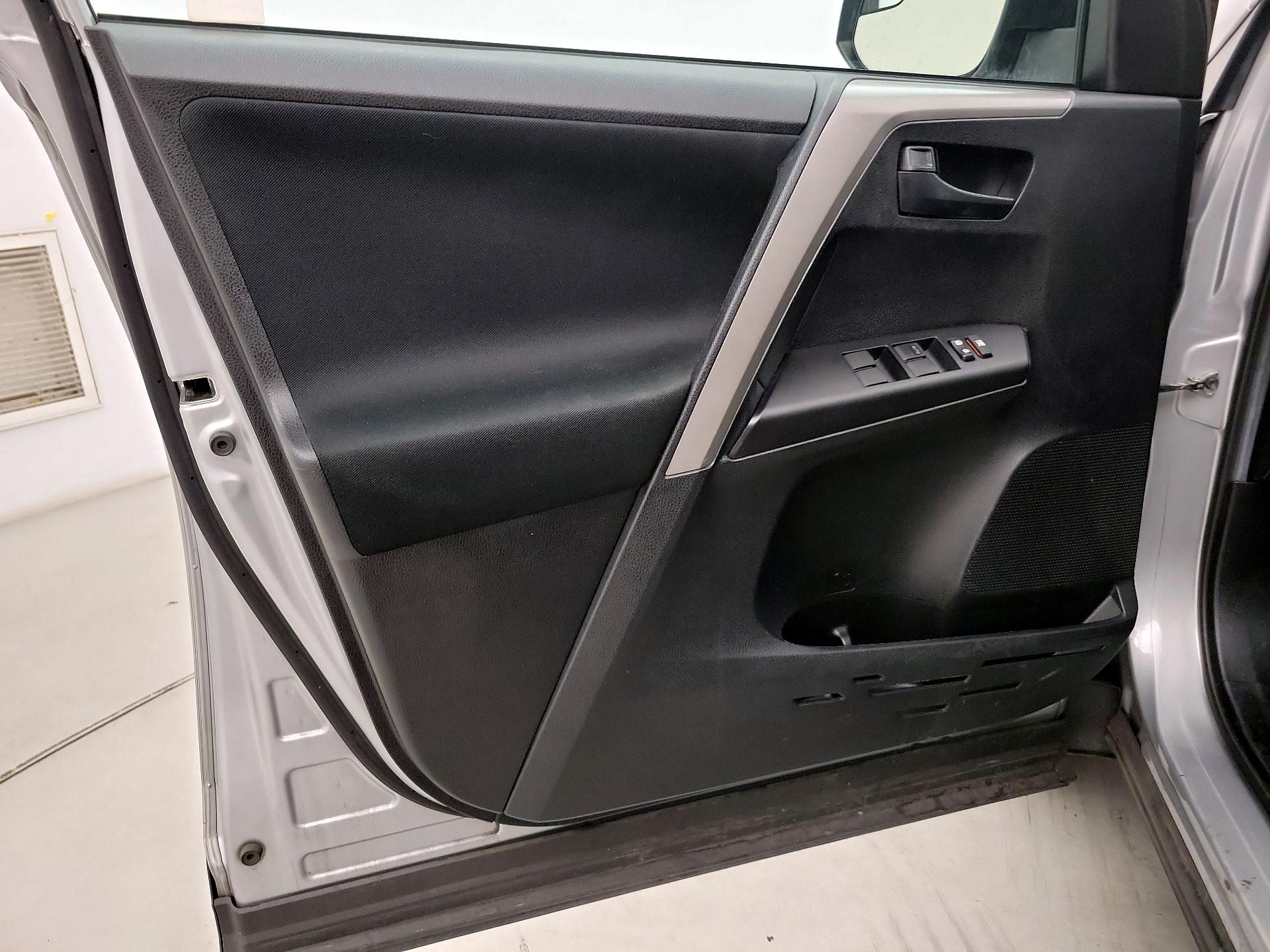Thumbnail: 2018 Toyota RAV4 - 12