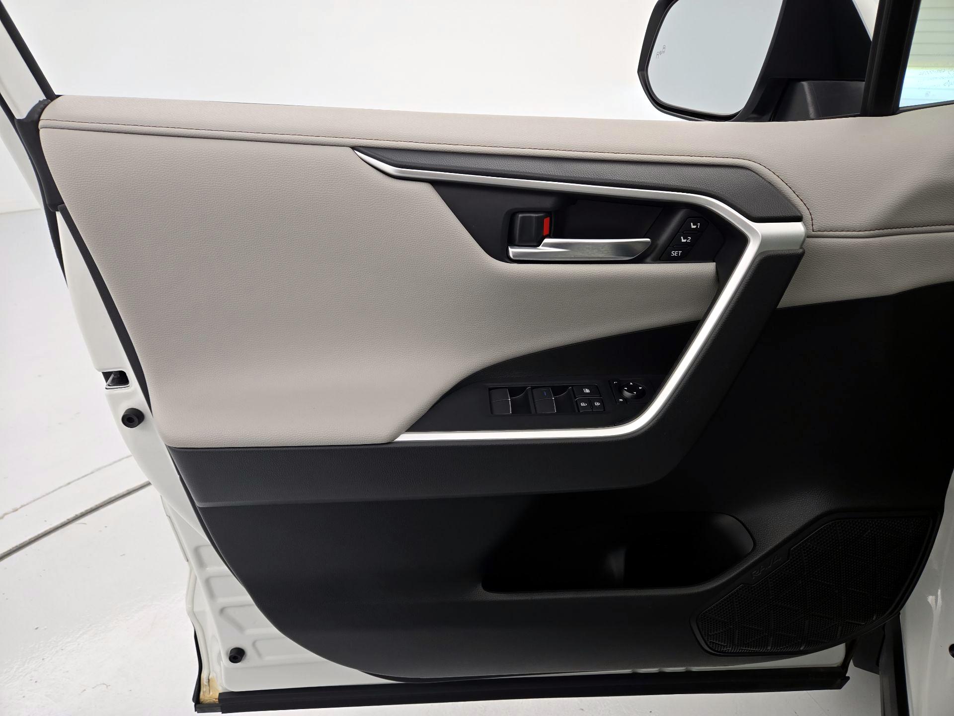 Thumbnail: 2020 Toyota RAV4 - 12