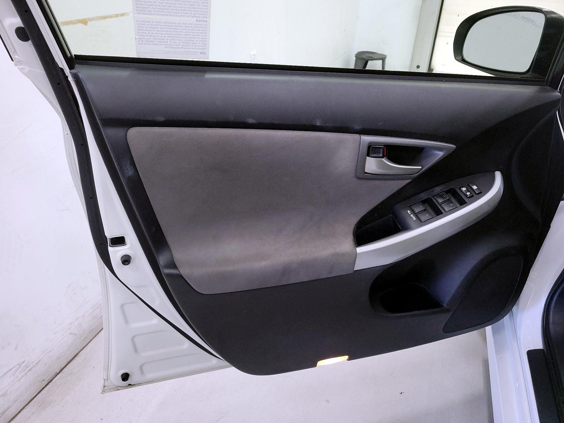 Thumbnail: 2015 Toyota Prius - 12