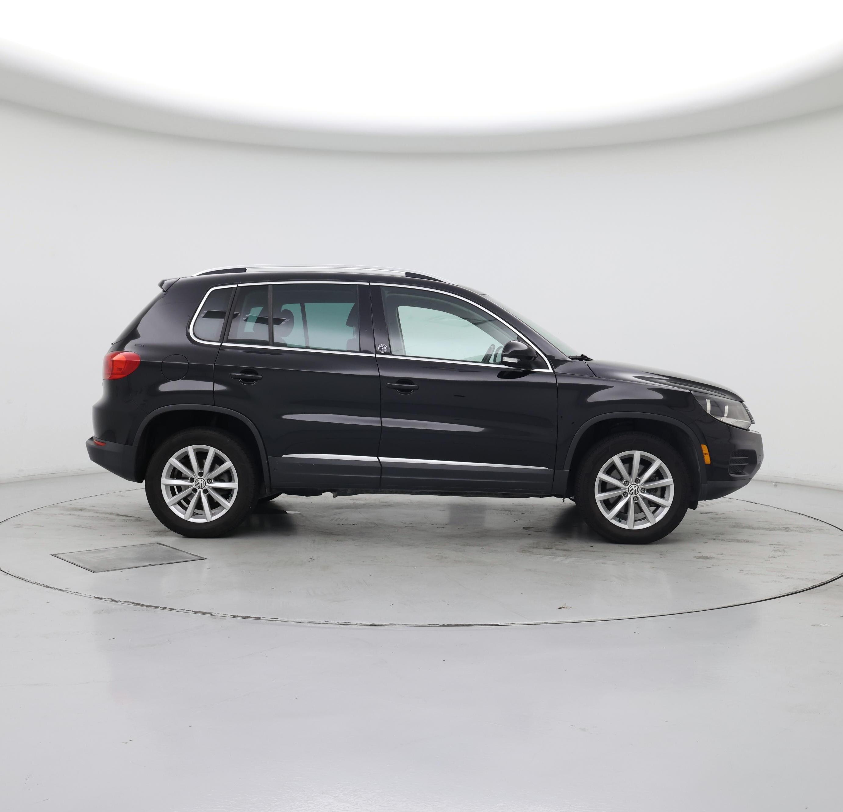 Thumbnail: 2017 Volkswagen Tiguan - 7