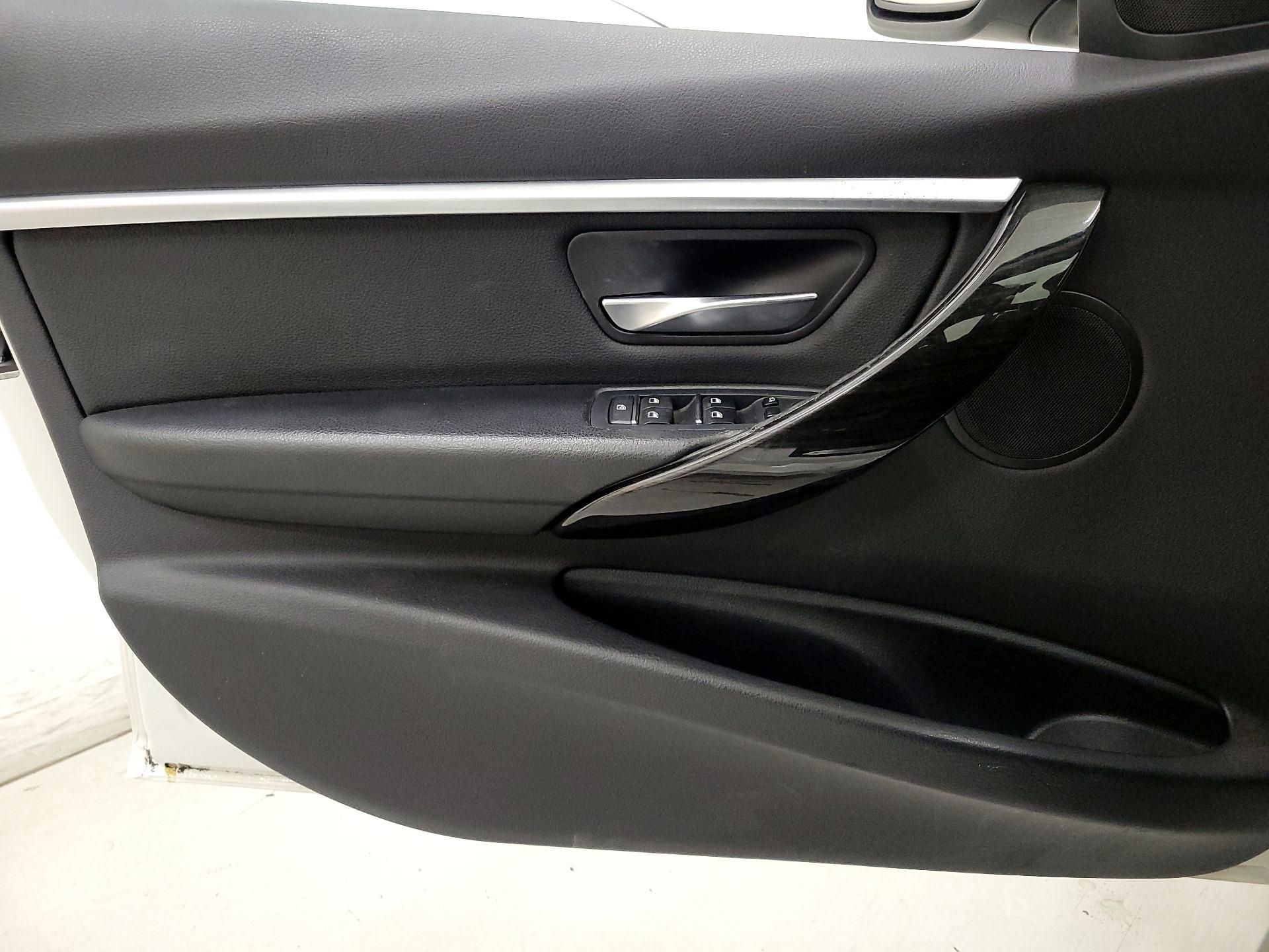 Thumbnail: 2016 BMW 3 Series - 12