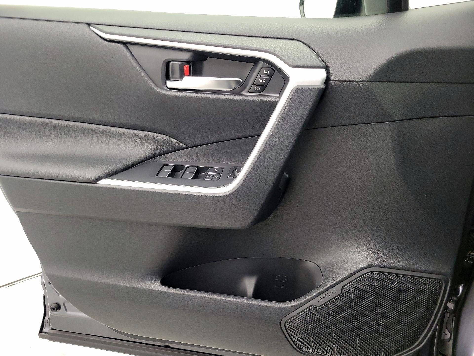 Thumbnail: 2022 Toyota RAV4 - 12