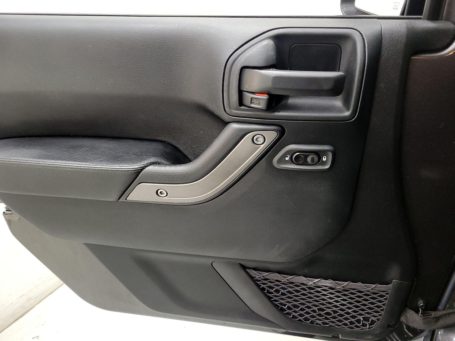 Thumbnail: 2017 Jeep Wrangler - 12
