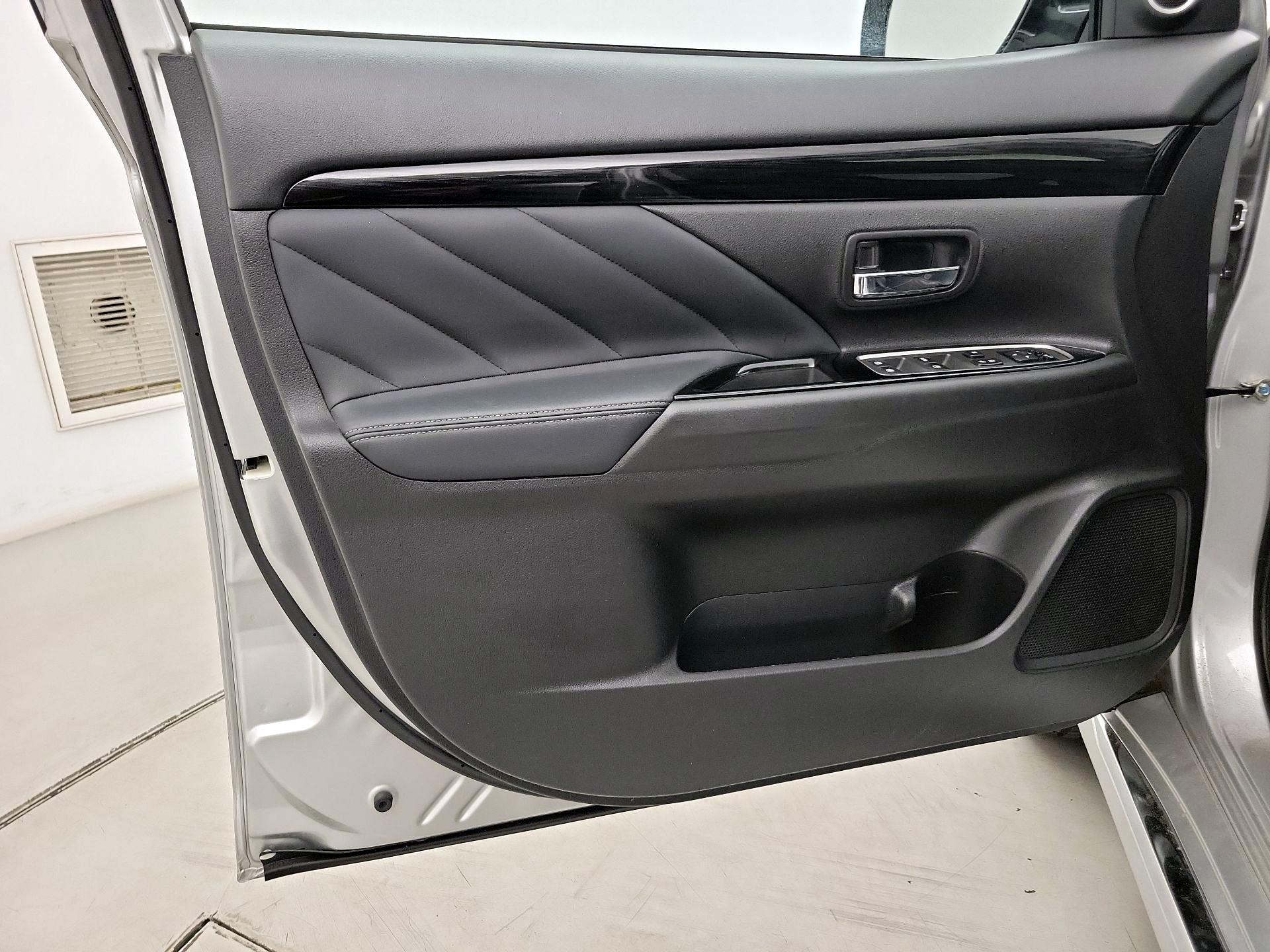 Thumbnail: 2018 Mitsubishi Outlander - 12