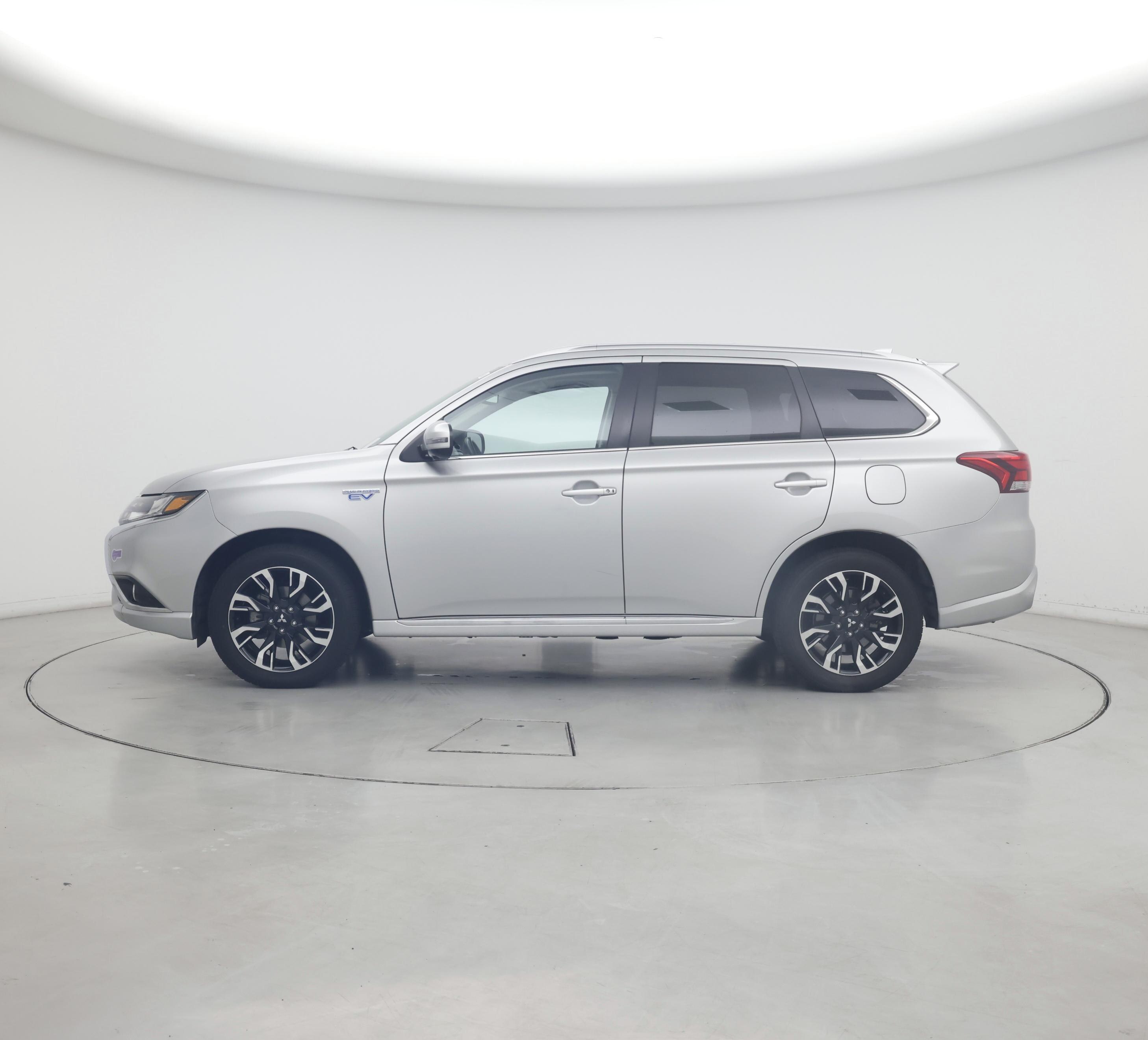 Thumbnail: 2018 Mitsubishi Outlander - 3