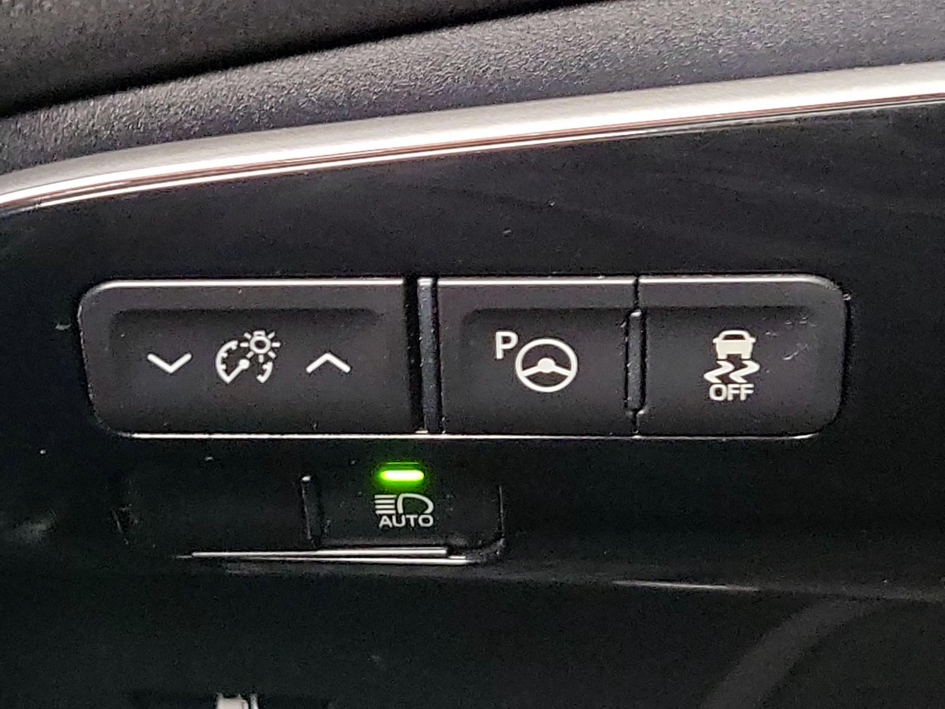 Thumbnail: 2020 Toyota Prius - 13