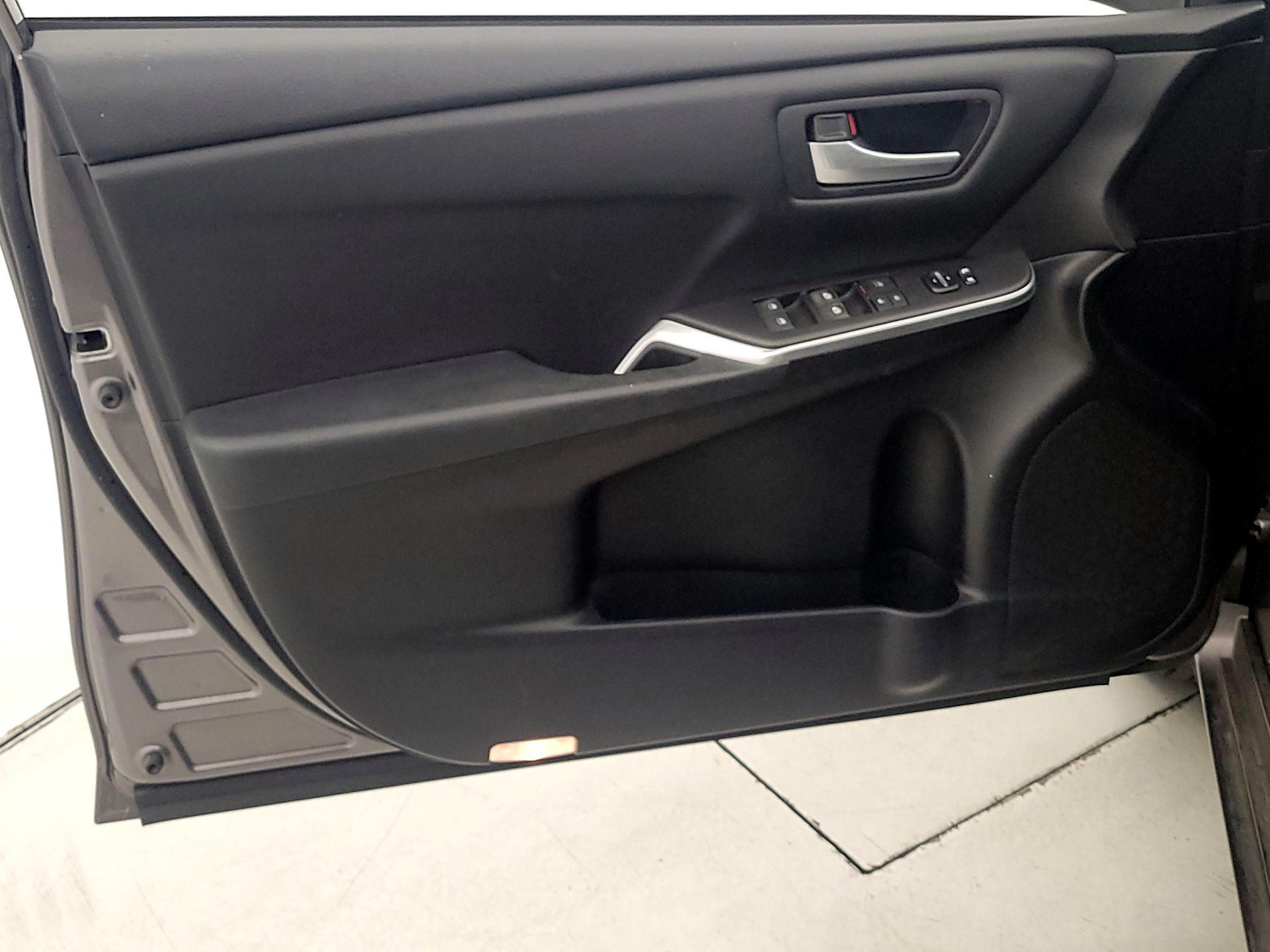 Thumbnail: 2016 Toyota Camry - 12