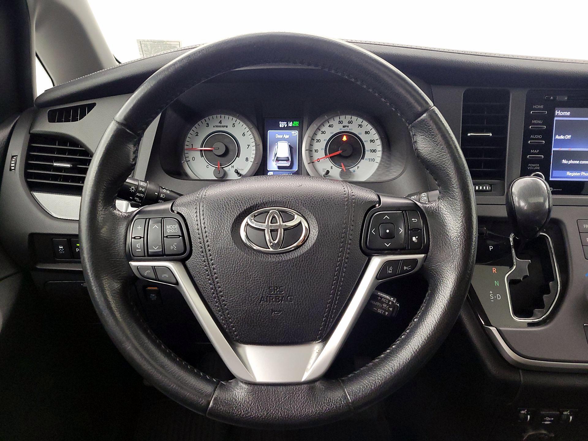 Thumbnail: 2020 Toyota Sienna - 10