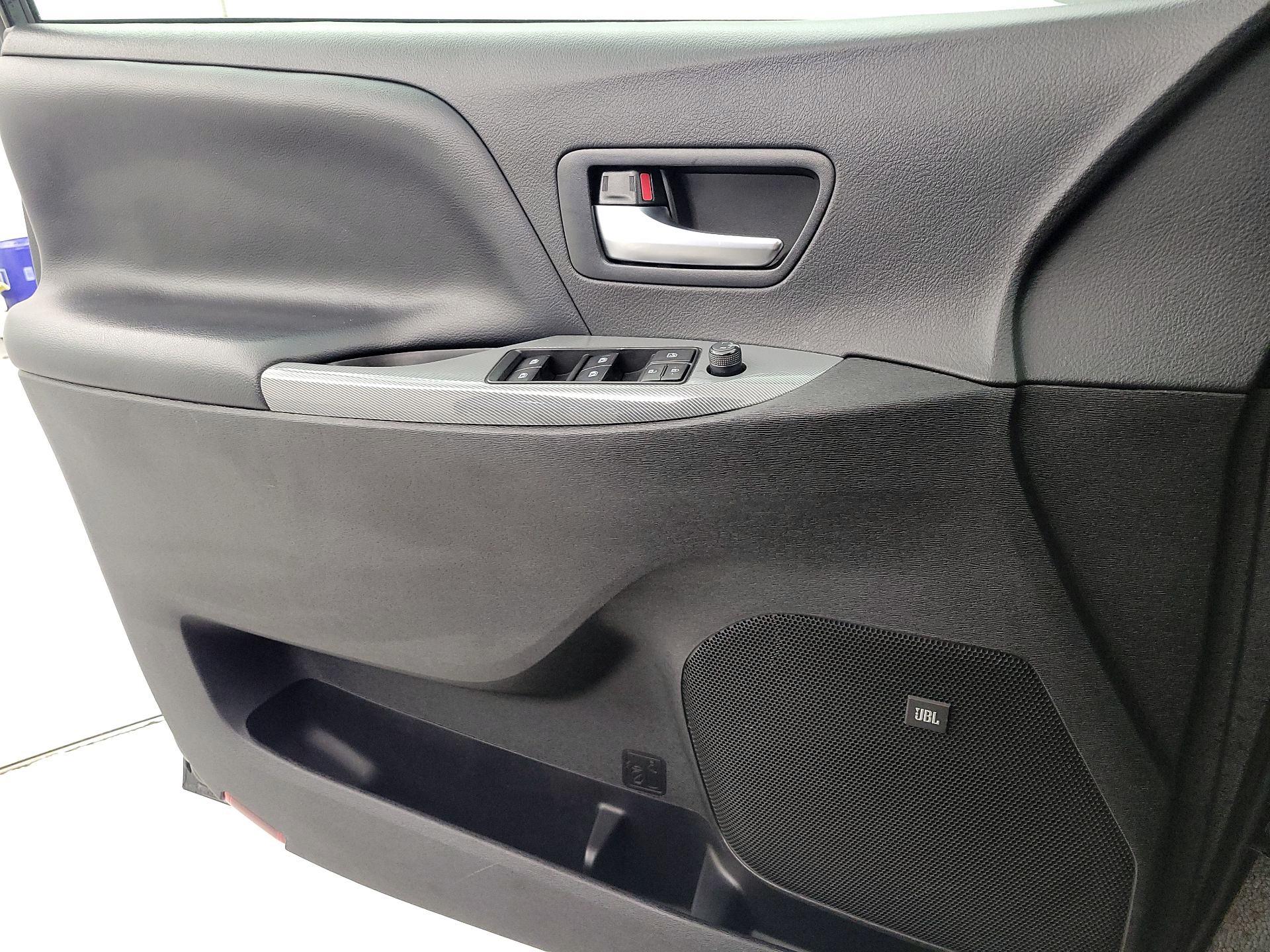 Thumbnail: 2020 Toyota Sienna - 12