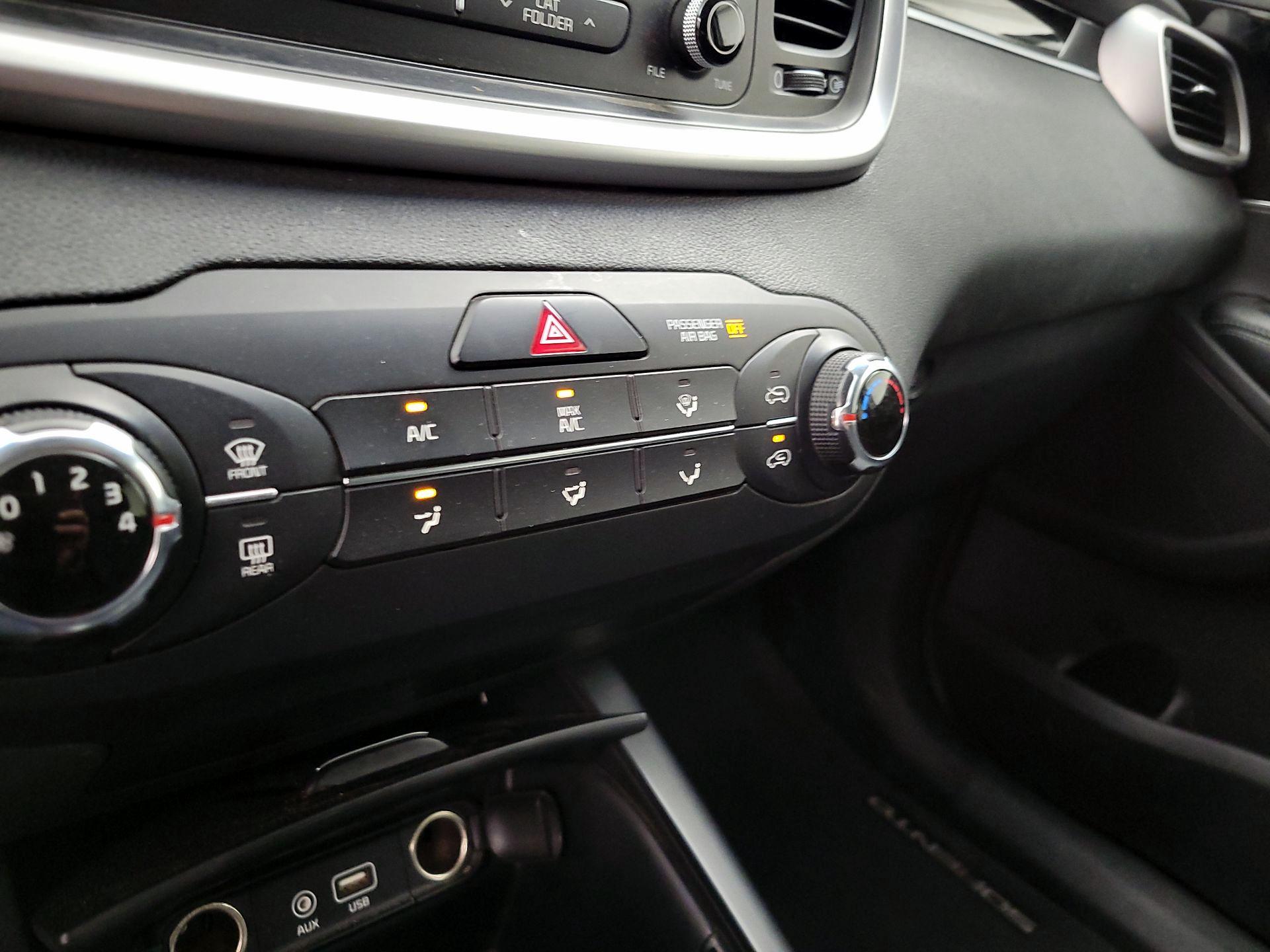 Thumbnail: 2016 Kia Sorento - 16
