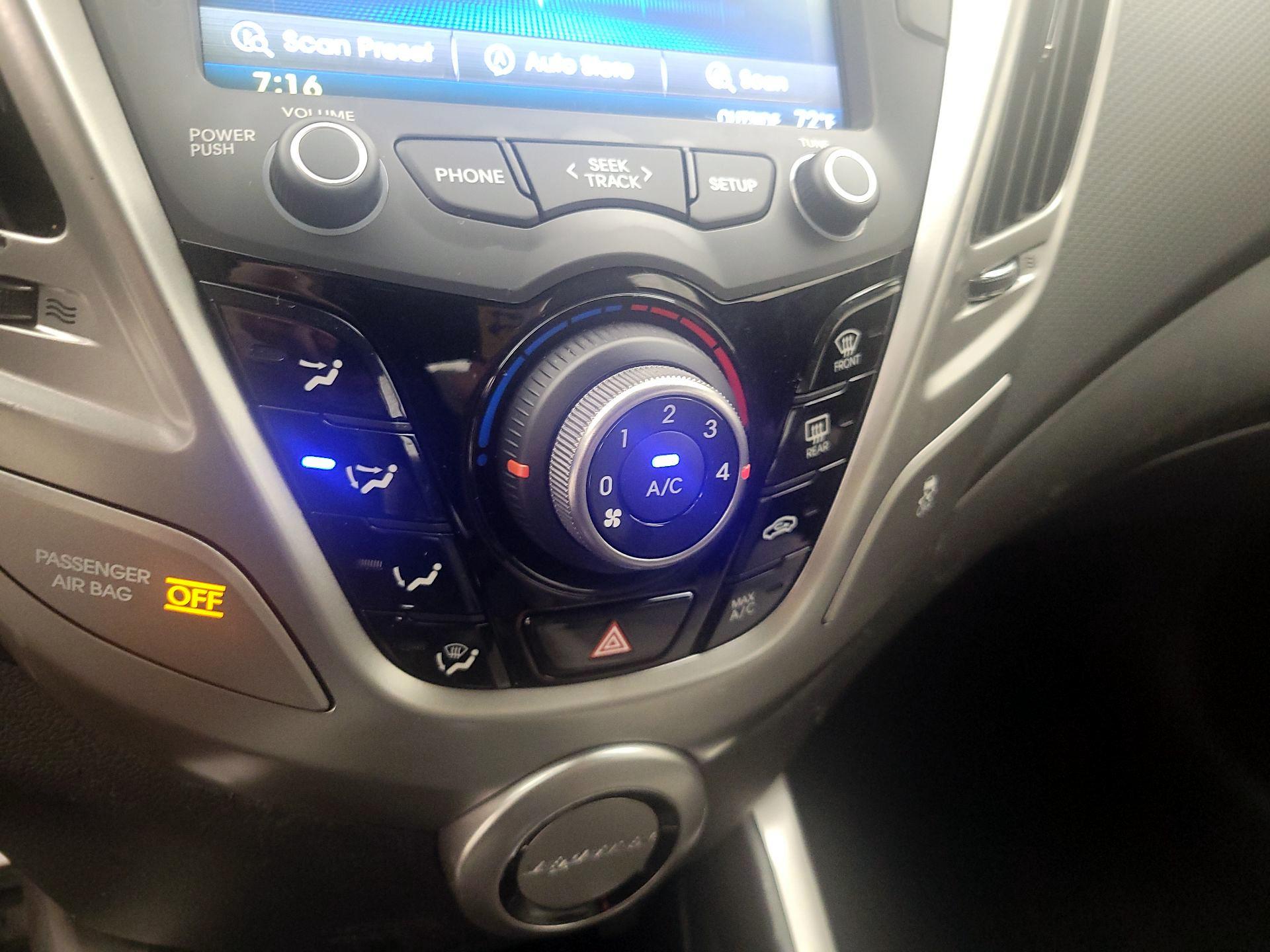 Thumbnail: 2013 Hyundai Veloster - 15