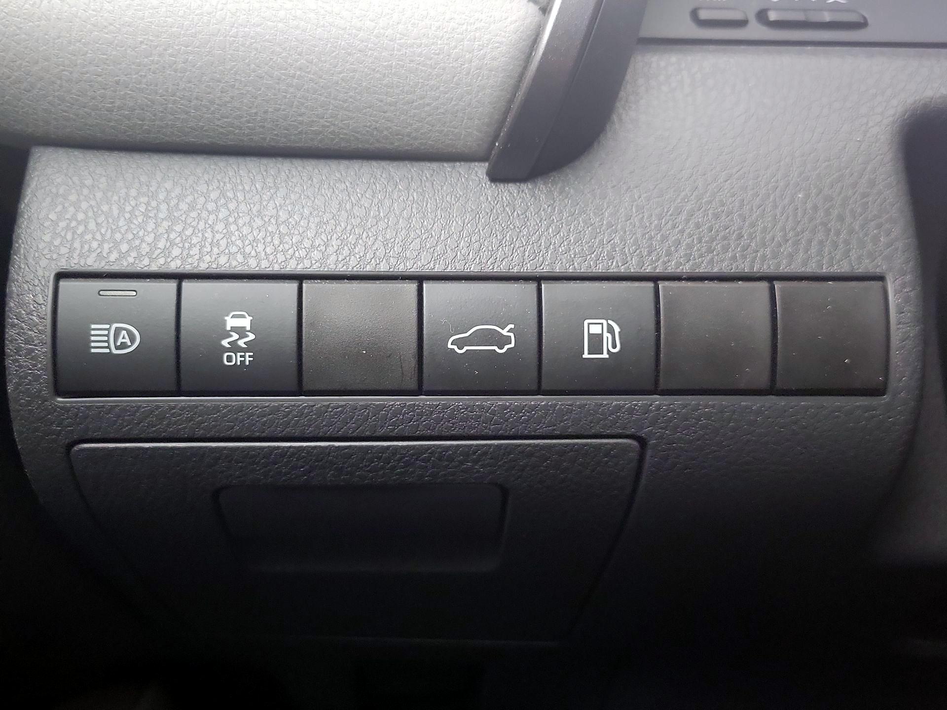 Thumbnail: 2018 Toyota Camry - 13