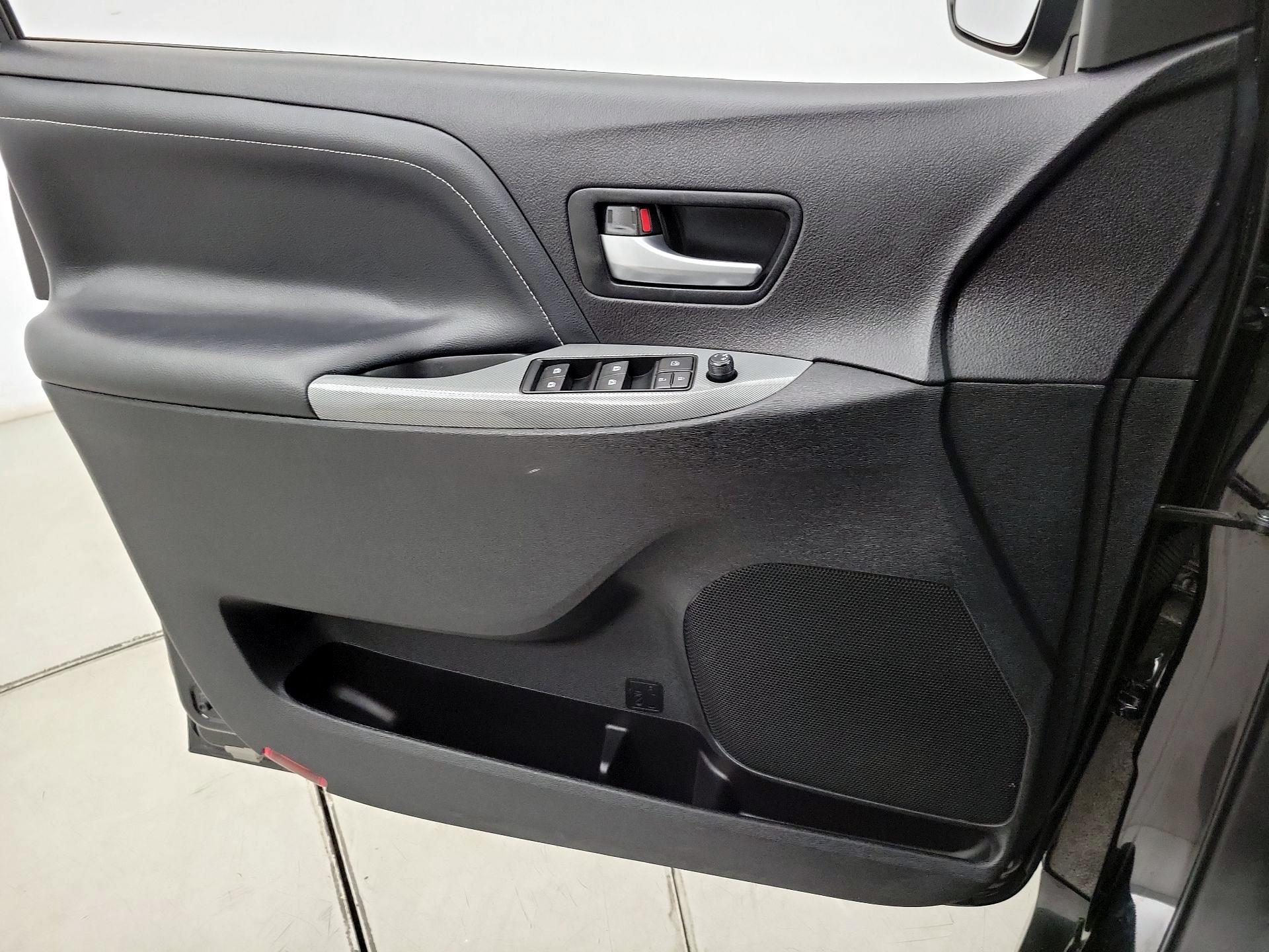 Thumbnail: 2015 Toyota Sienna - 12