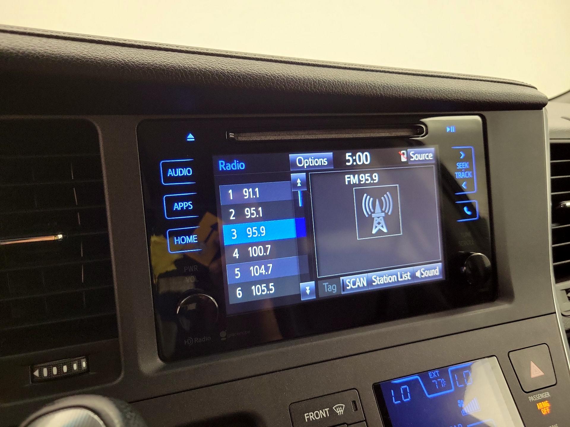 Thumbnail: 2015 Toyota Sienna - 14