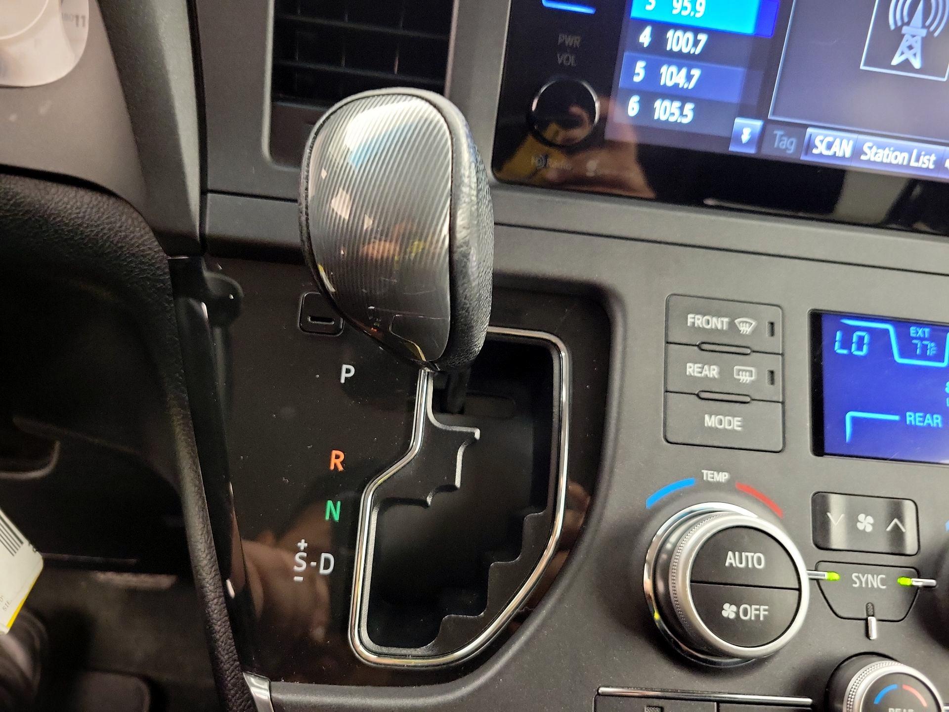 Thumbnail: 2015 Toyota Sienna - 16