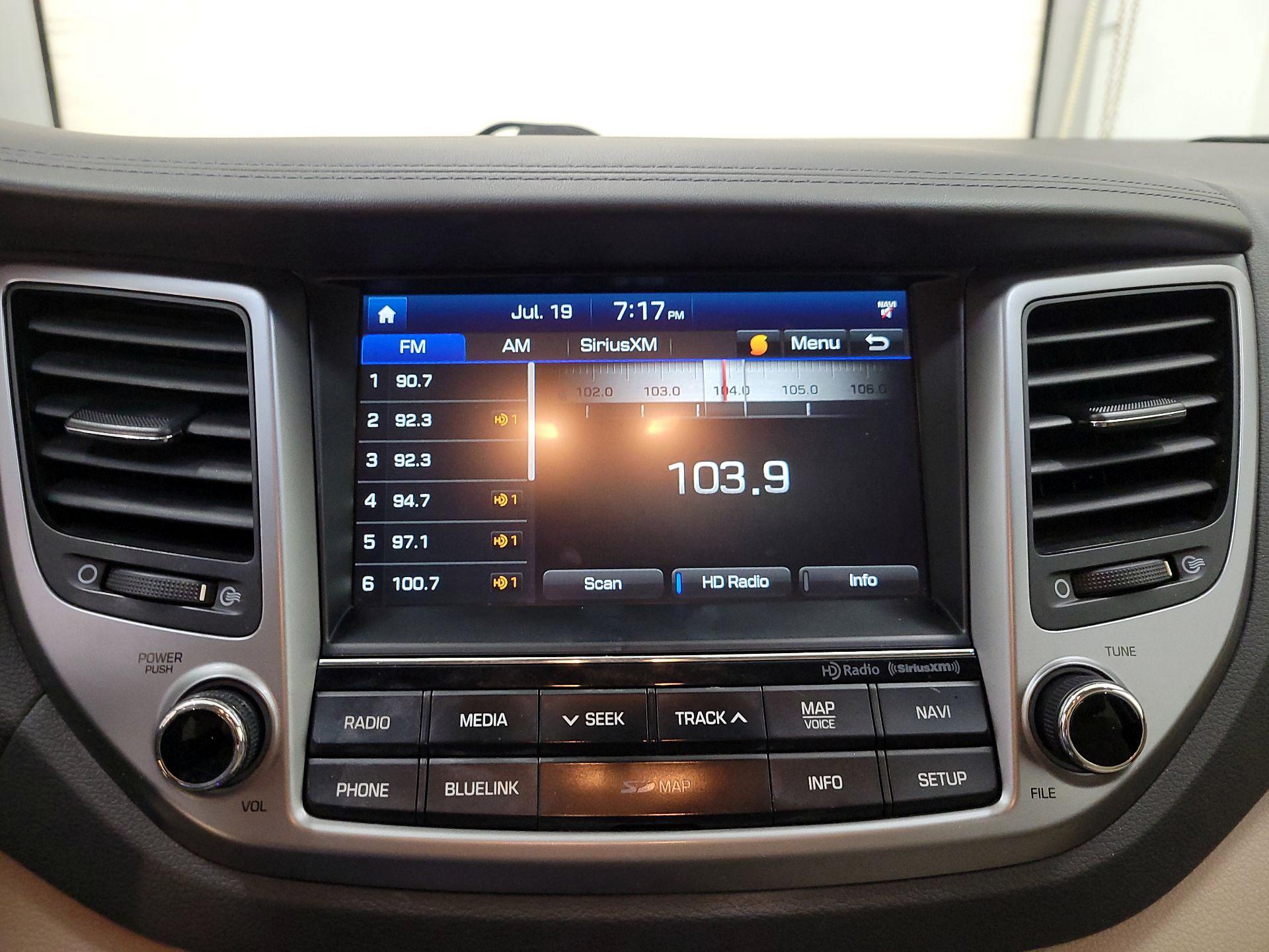 Thumbnail: 2016 Hyundai Tucson - 16