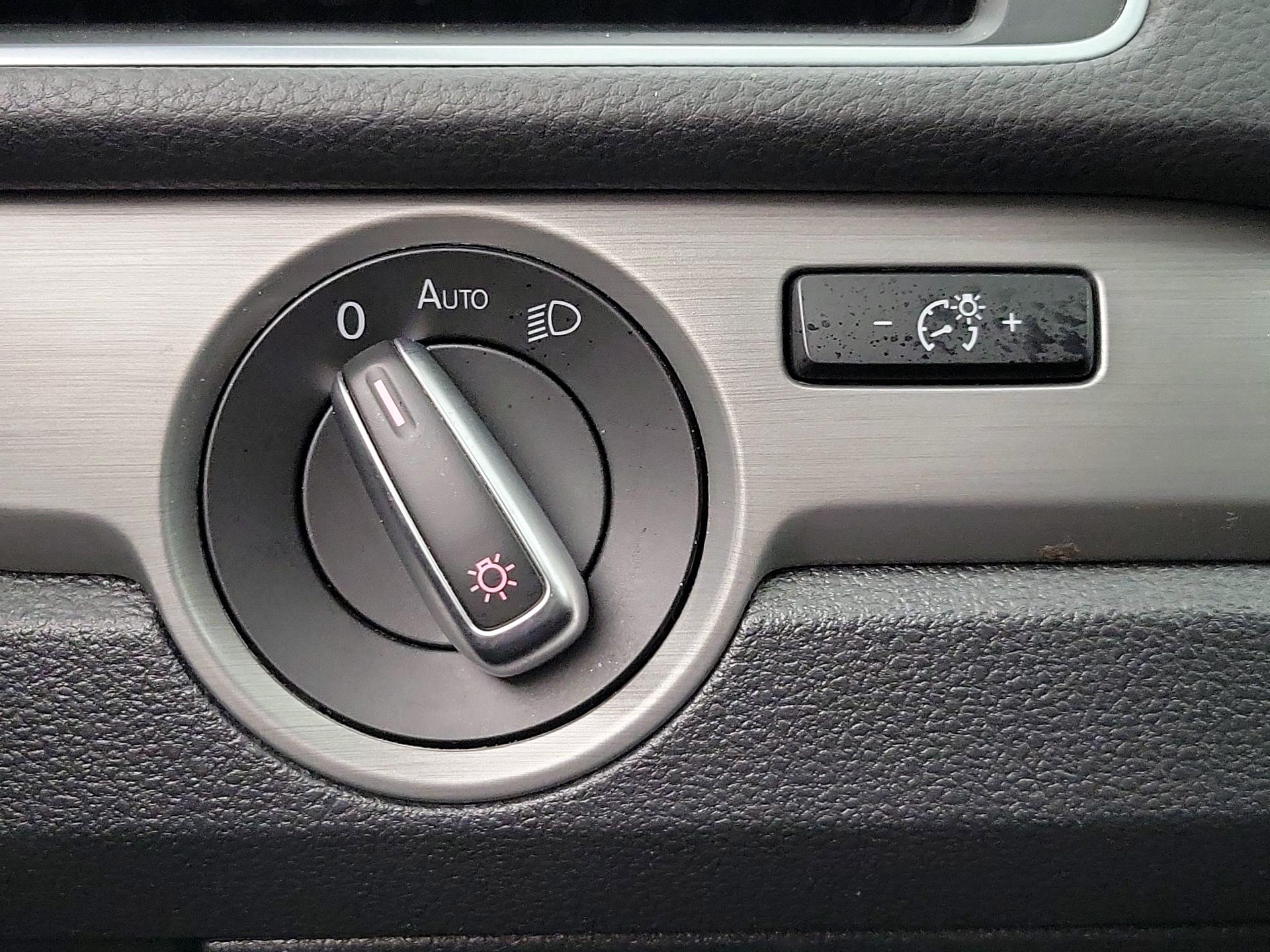 Thumbnail: 2014 Volkswagen Passat - 13