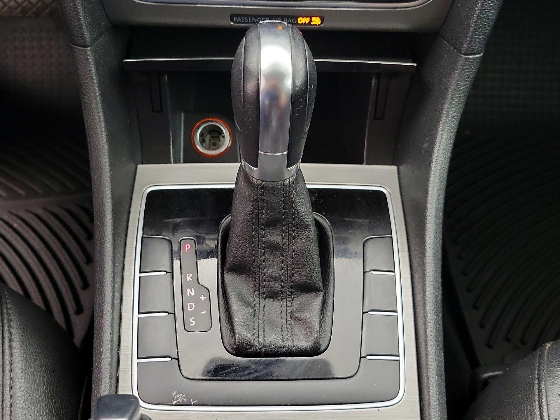 Thumbnail: 2014 Volkswagen Passat - 17