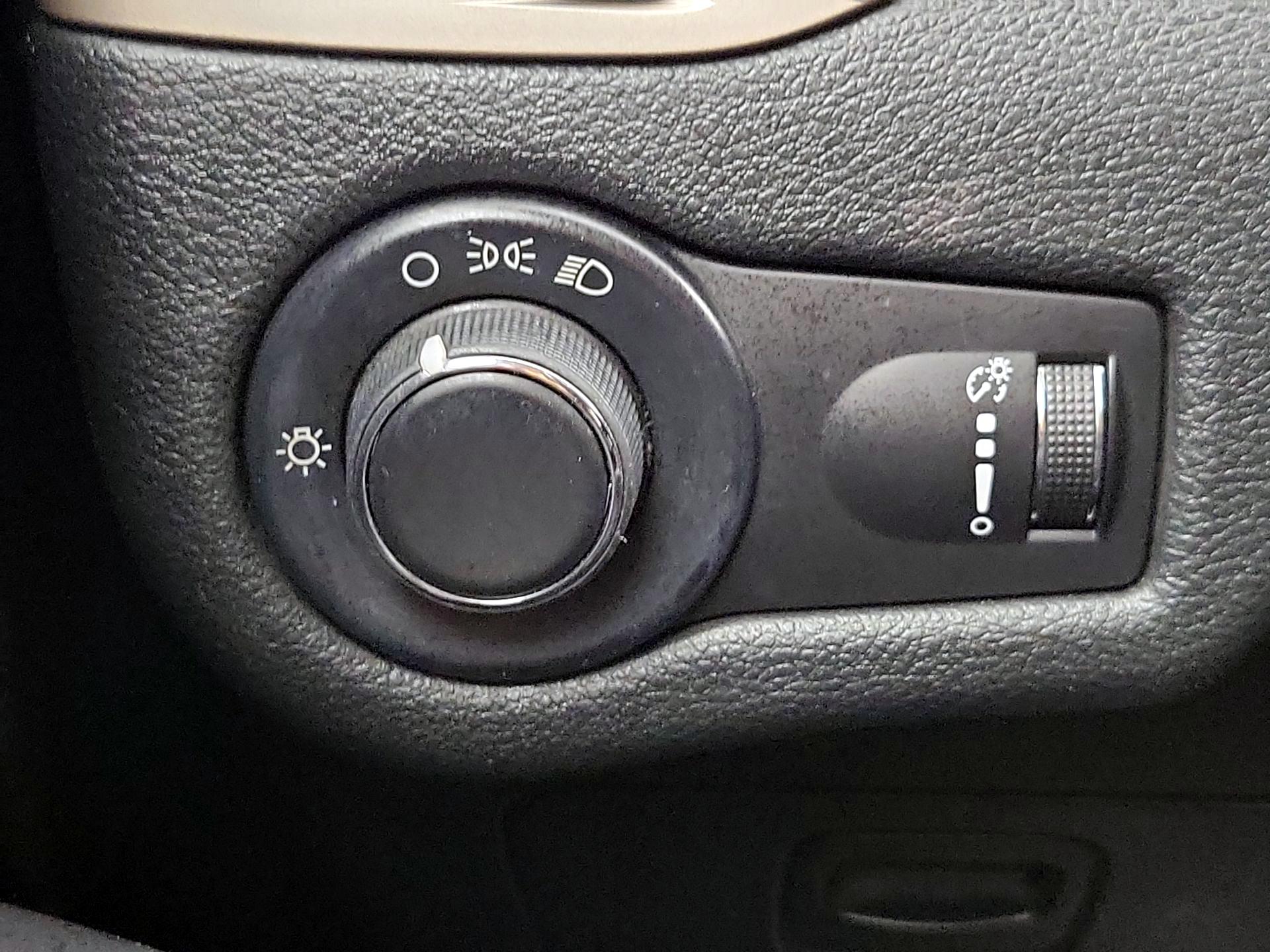 Thumbnail: 2016 Jeep Cherokee - 13