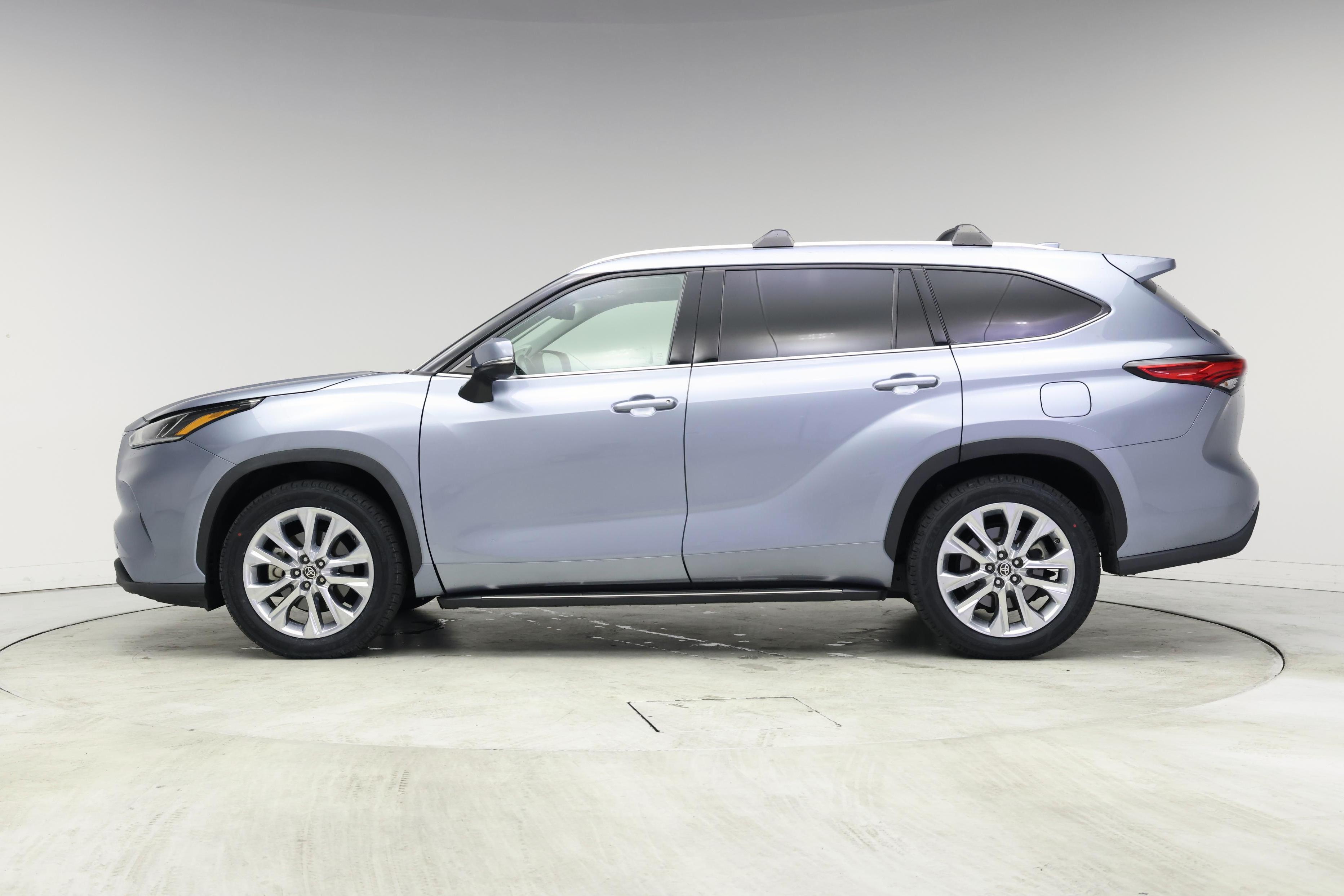 Thumbnail: 2021 Toyota Highlander - 3