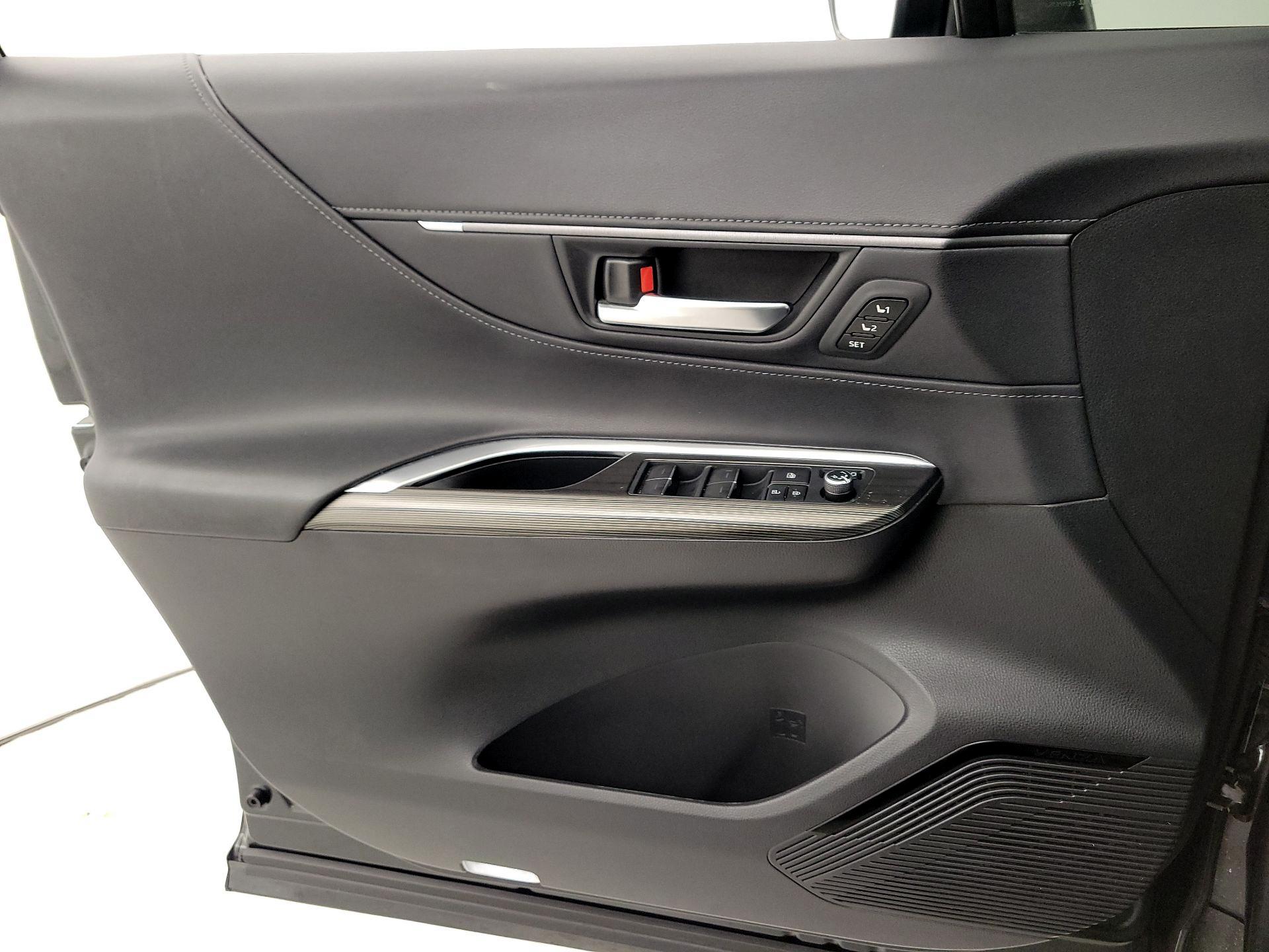 Thumbnail: 2021 Toyota Venza - 12