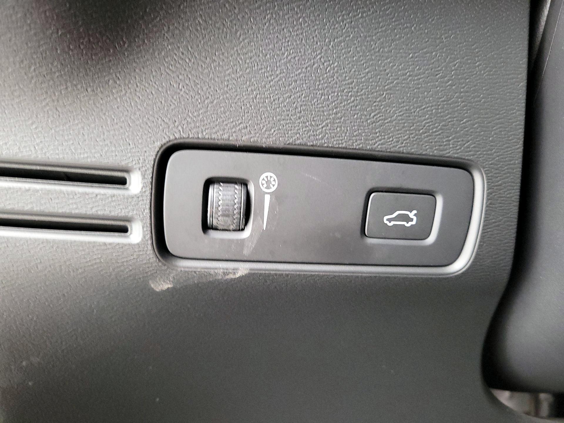 Thumbnail: 2020 Volvo XC40 - 13