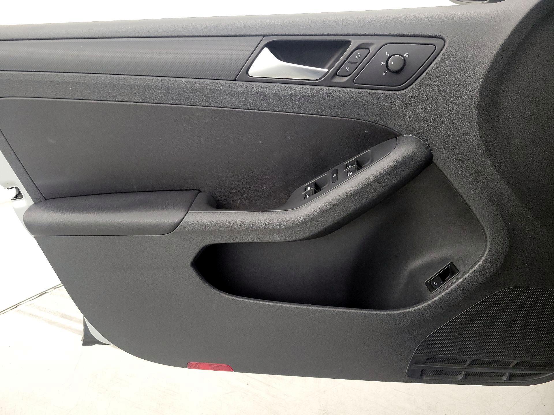 Thumbnail: 2014 Volkswagen Jetta - 12