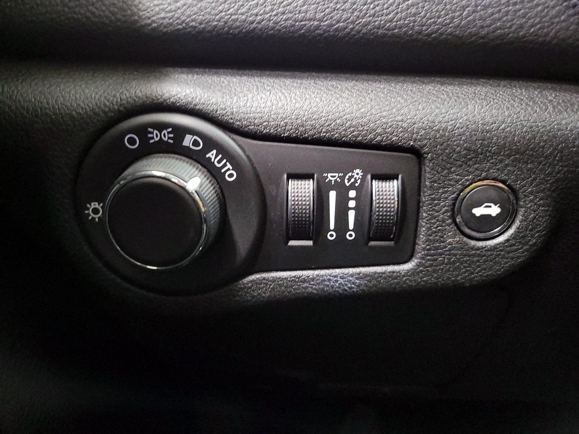 Thumbnail: 2015 Chrysler 200 - 13