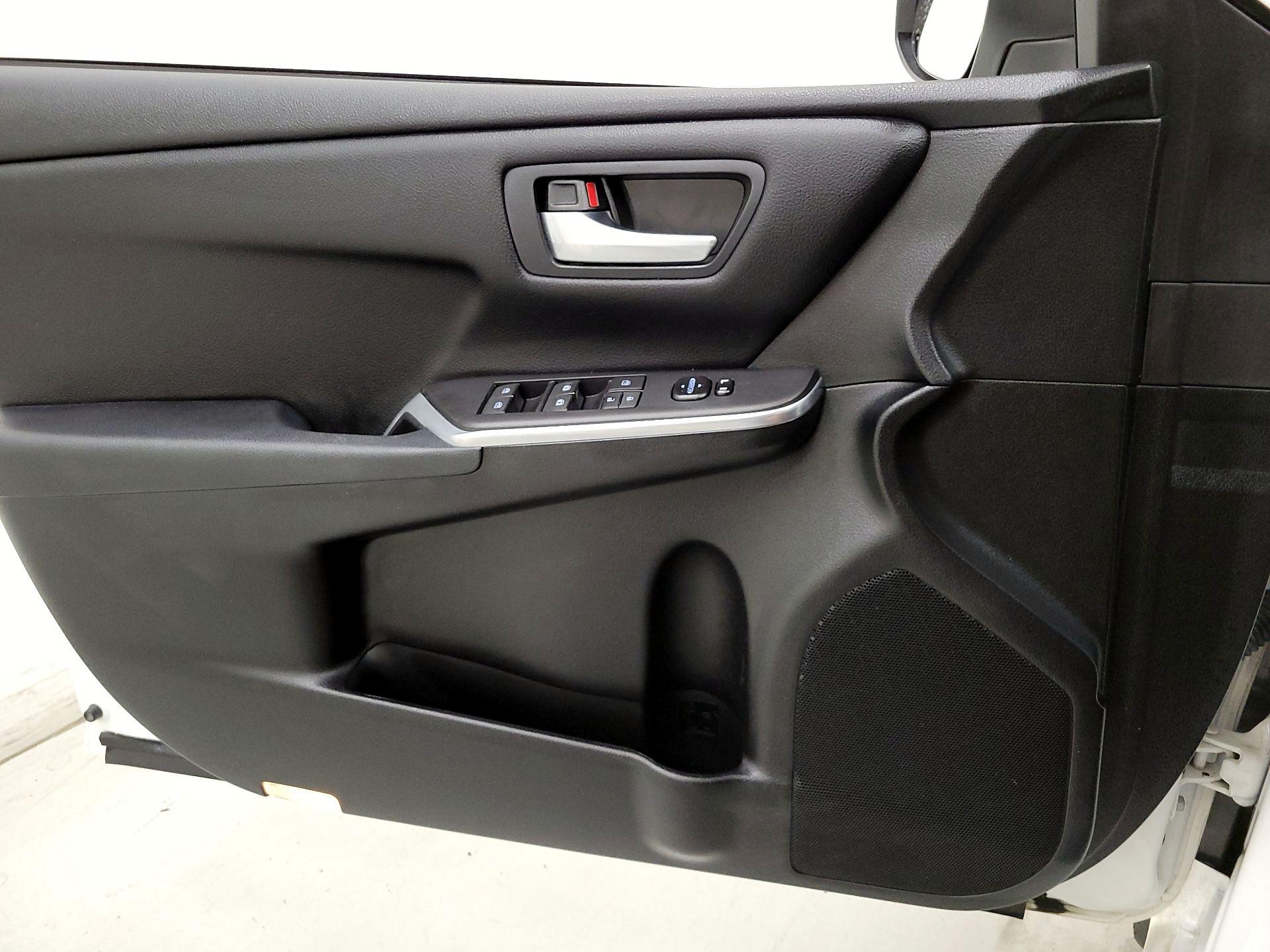 Thumbnail: 2016 Toyota Camry - 12