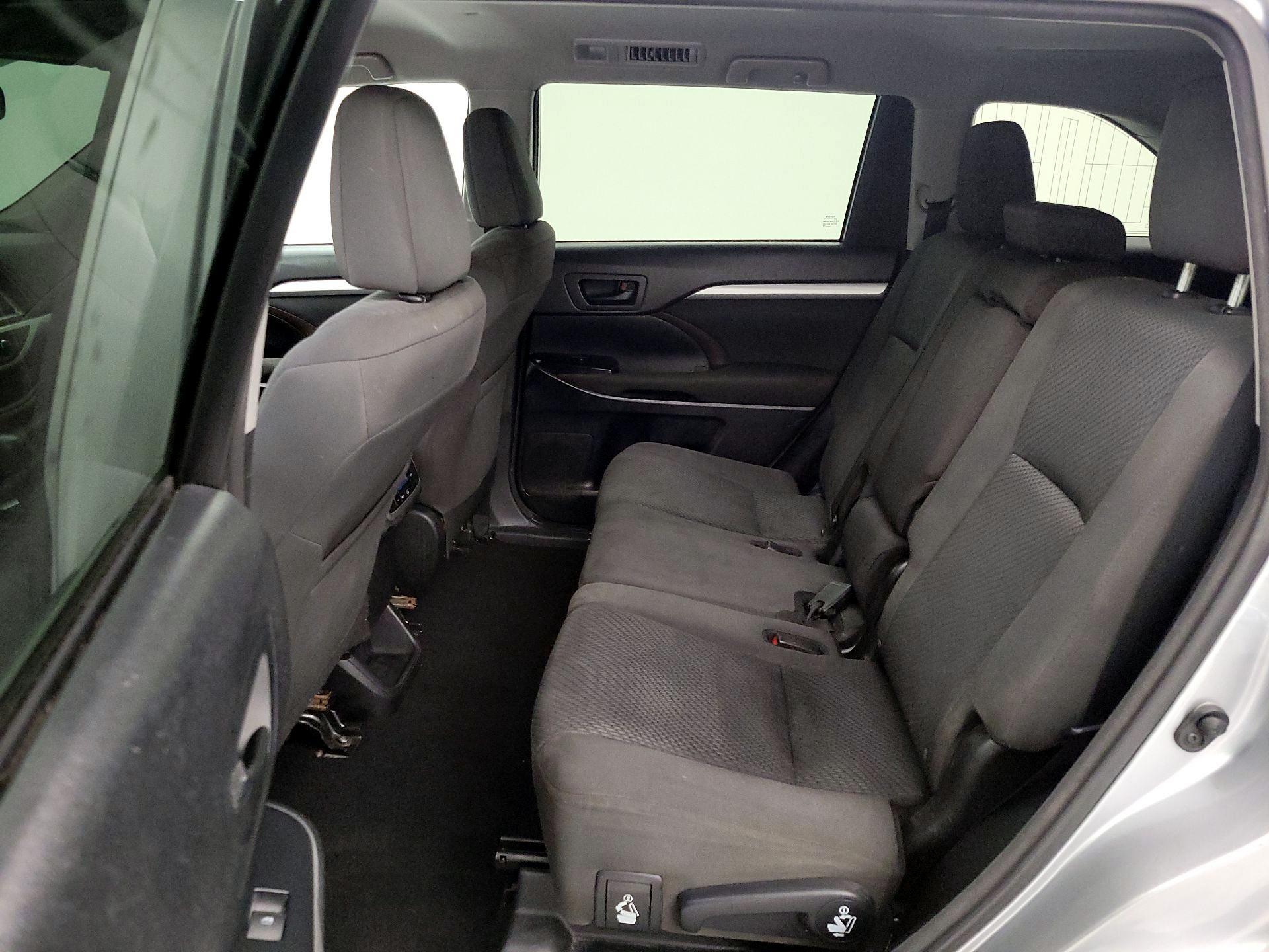 Thumbnail: 2016 Toyota Highlander - 18
