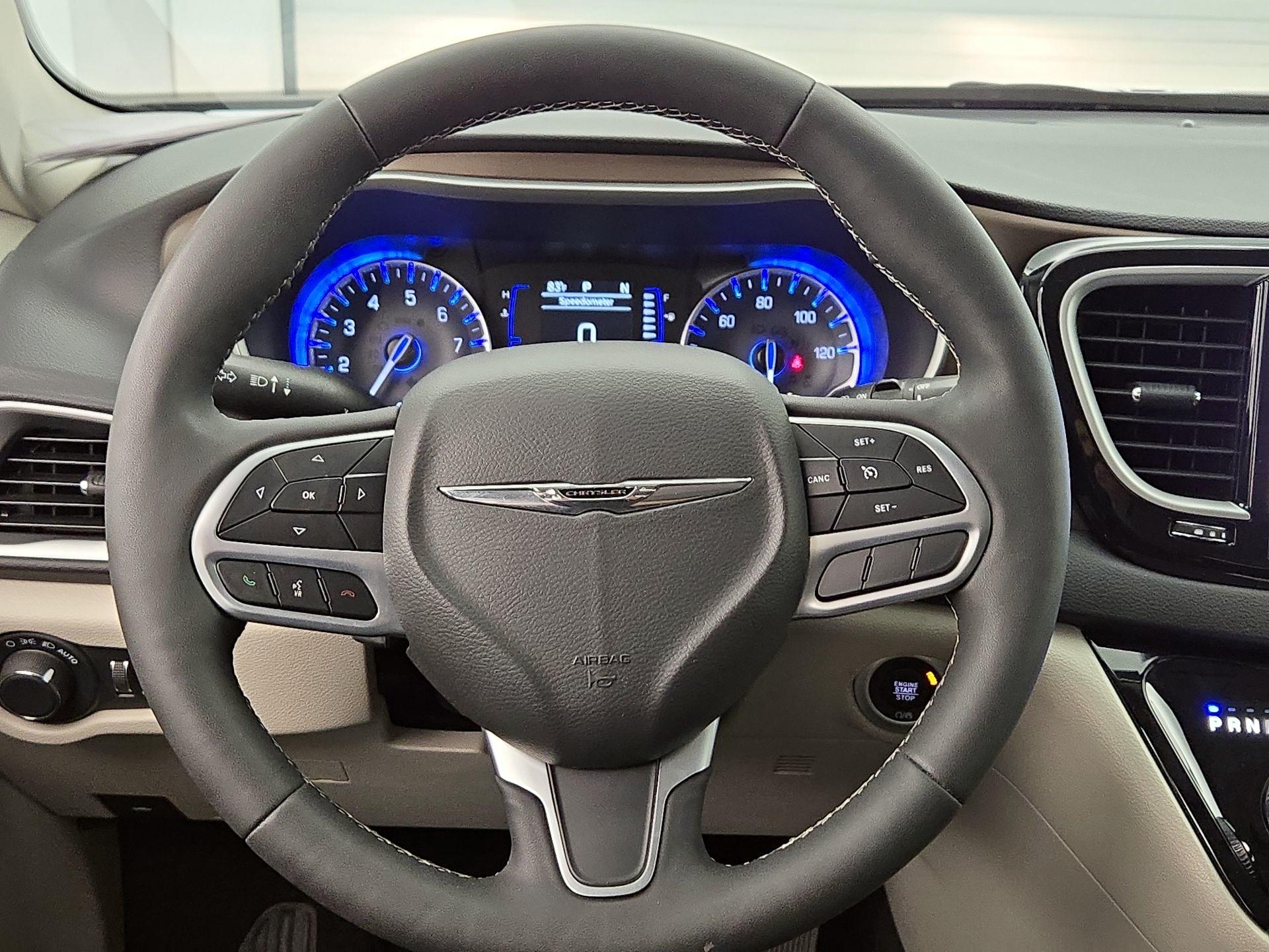 Thumbnail: 2022 Chrysler Voyager - 10