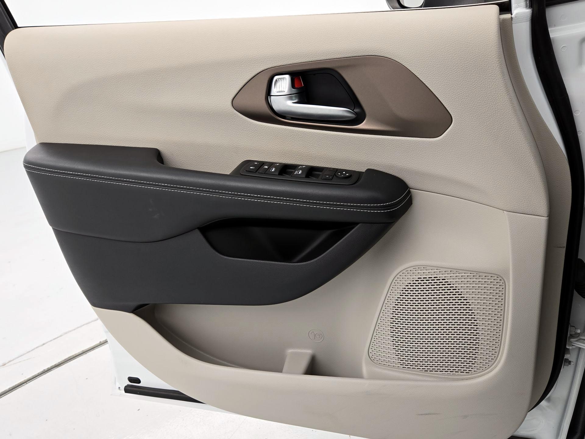 Thumbnail: 2022 Chrysler Voyager - 12