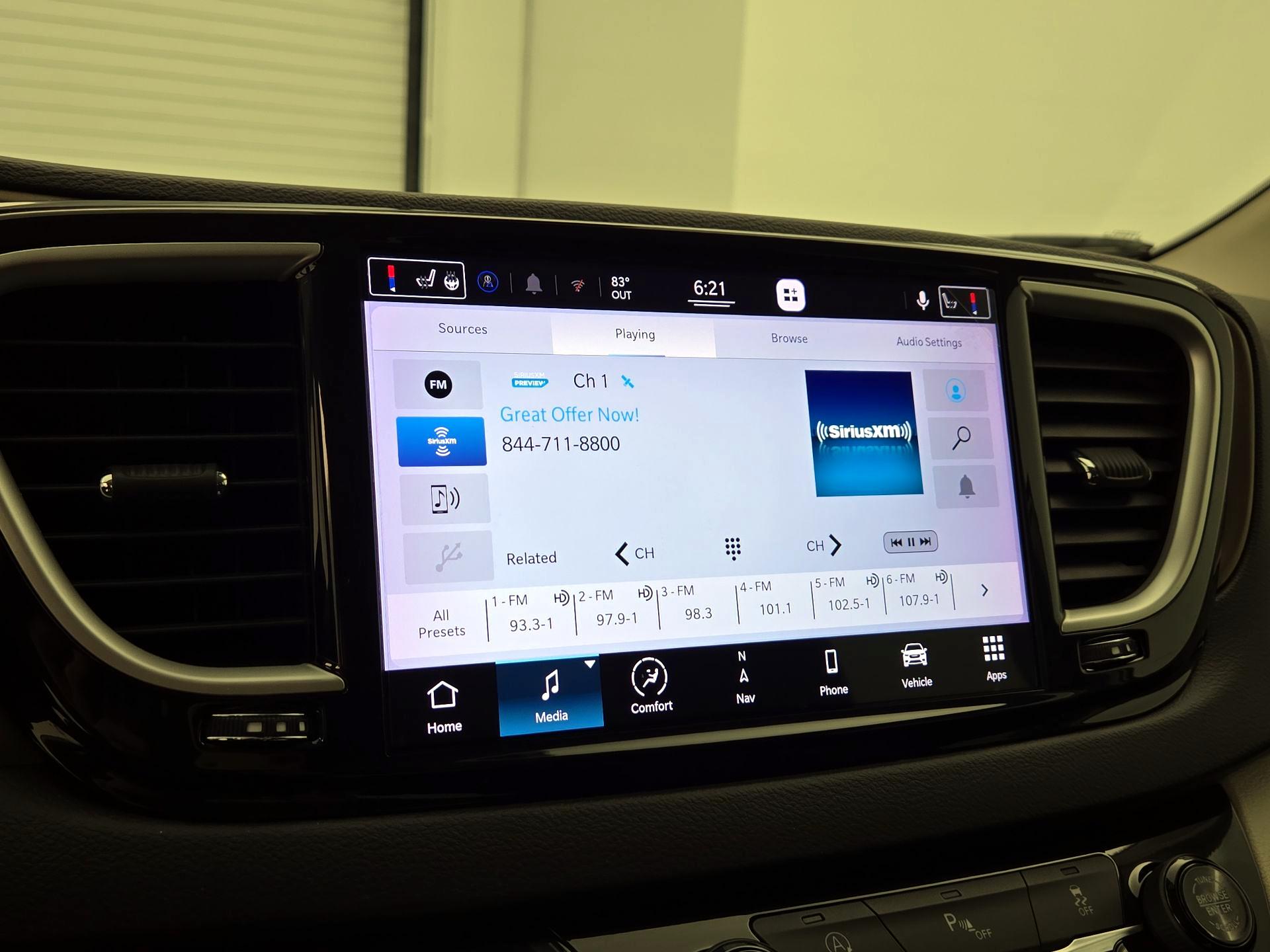 Thumbnail: 2022 Chrysler Voyager - 16