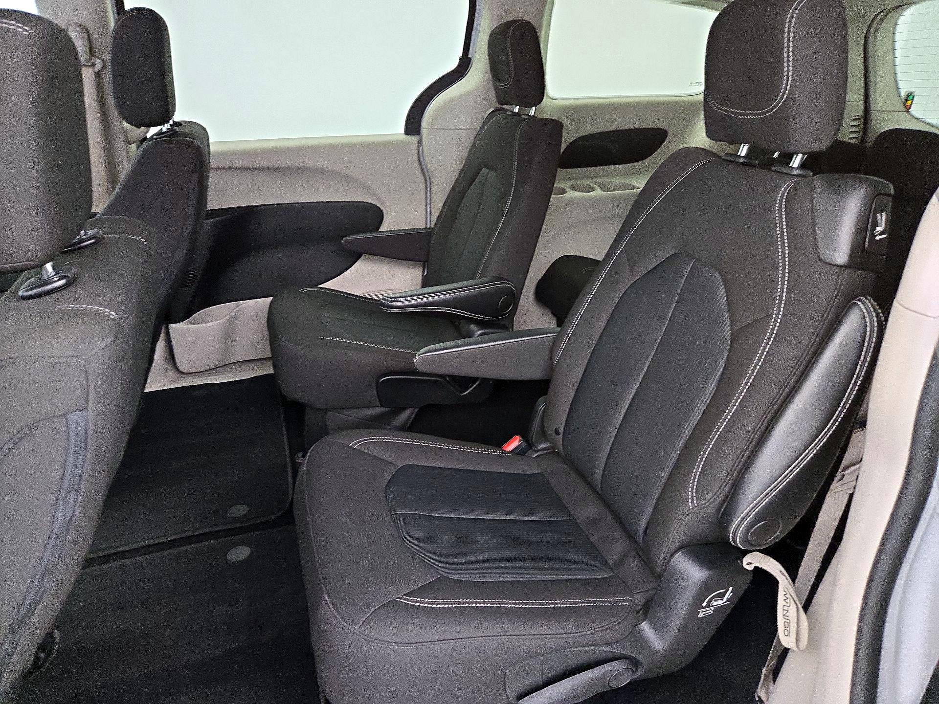 Thumbnail: 2022 Chrysler Voyager - 20