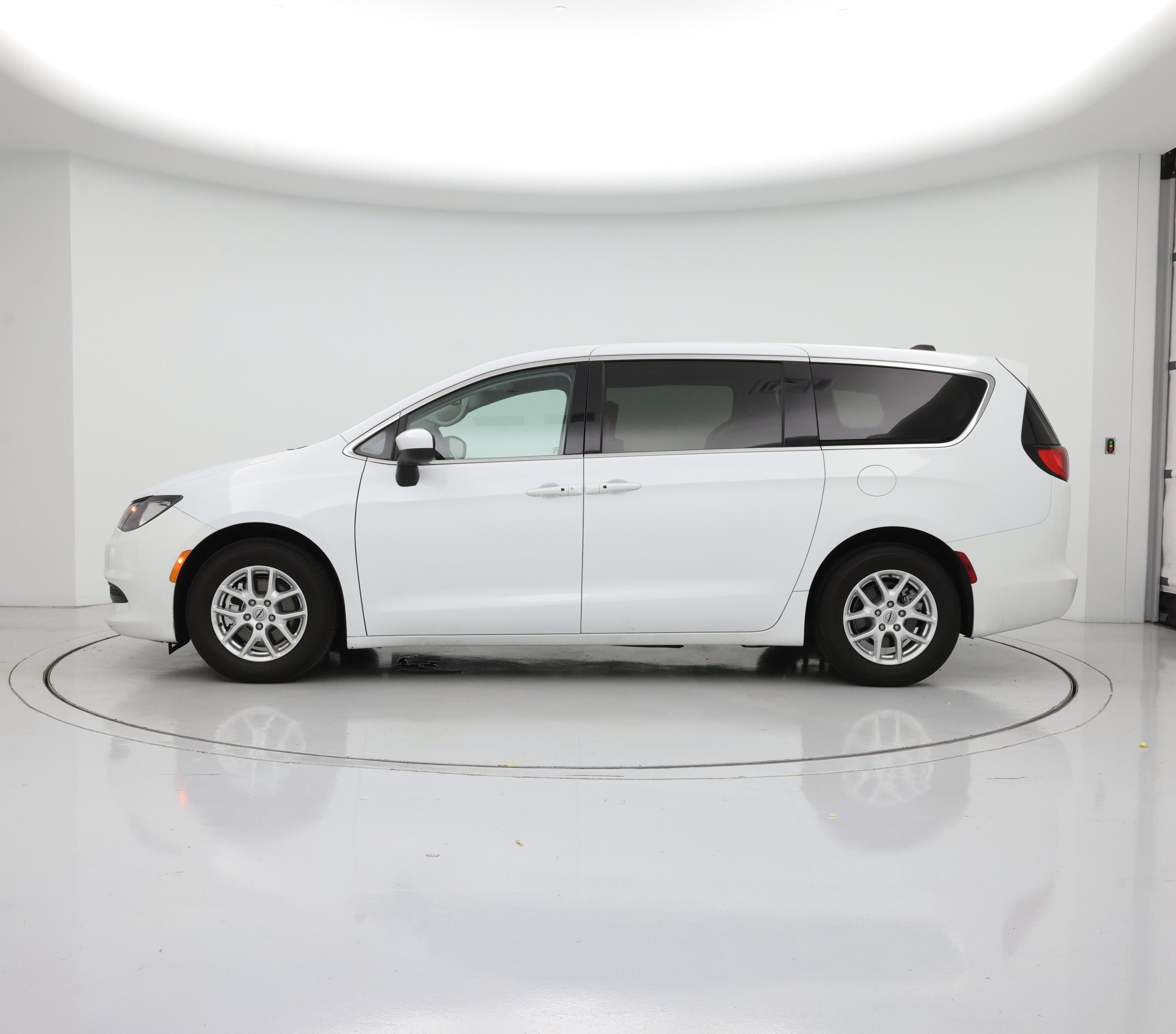 Thumbnail: 2022 Chrysler Voyager - 3