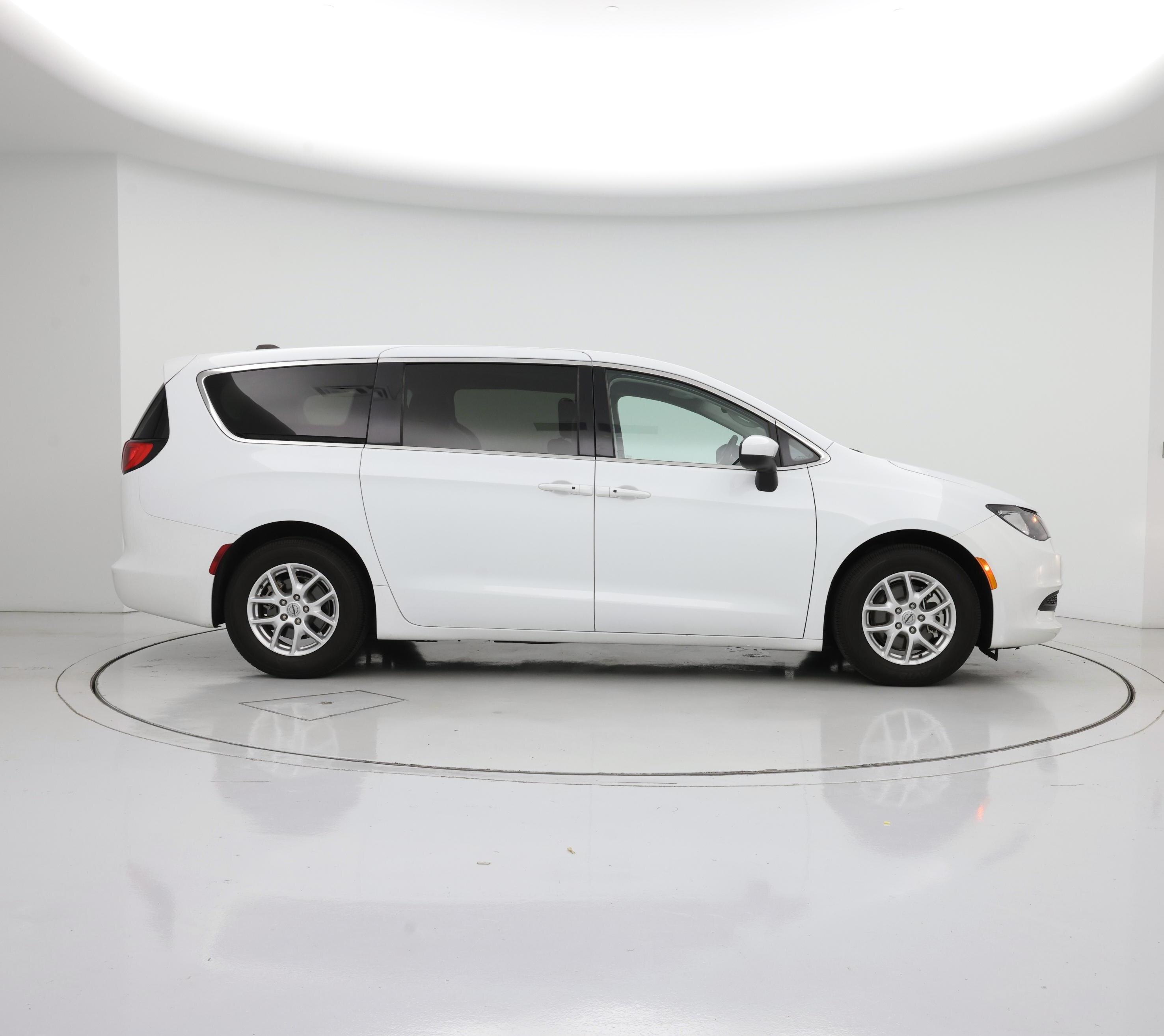 Thumbnail: 2022 Chrysler Voyager - 7