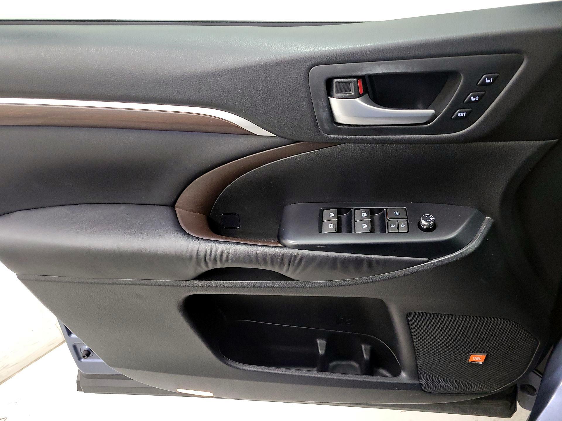 Thumbnail: 2016 Toyota Highlander - 12