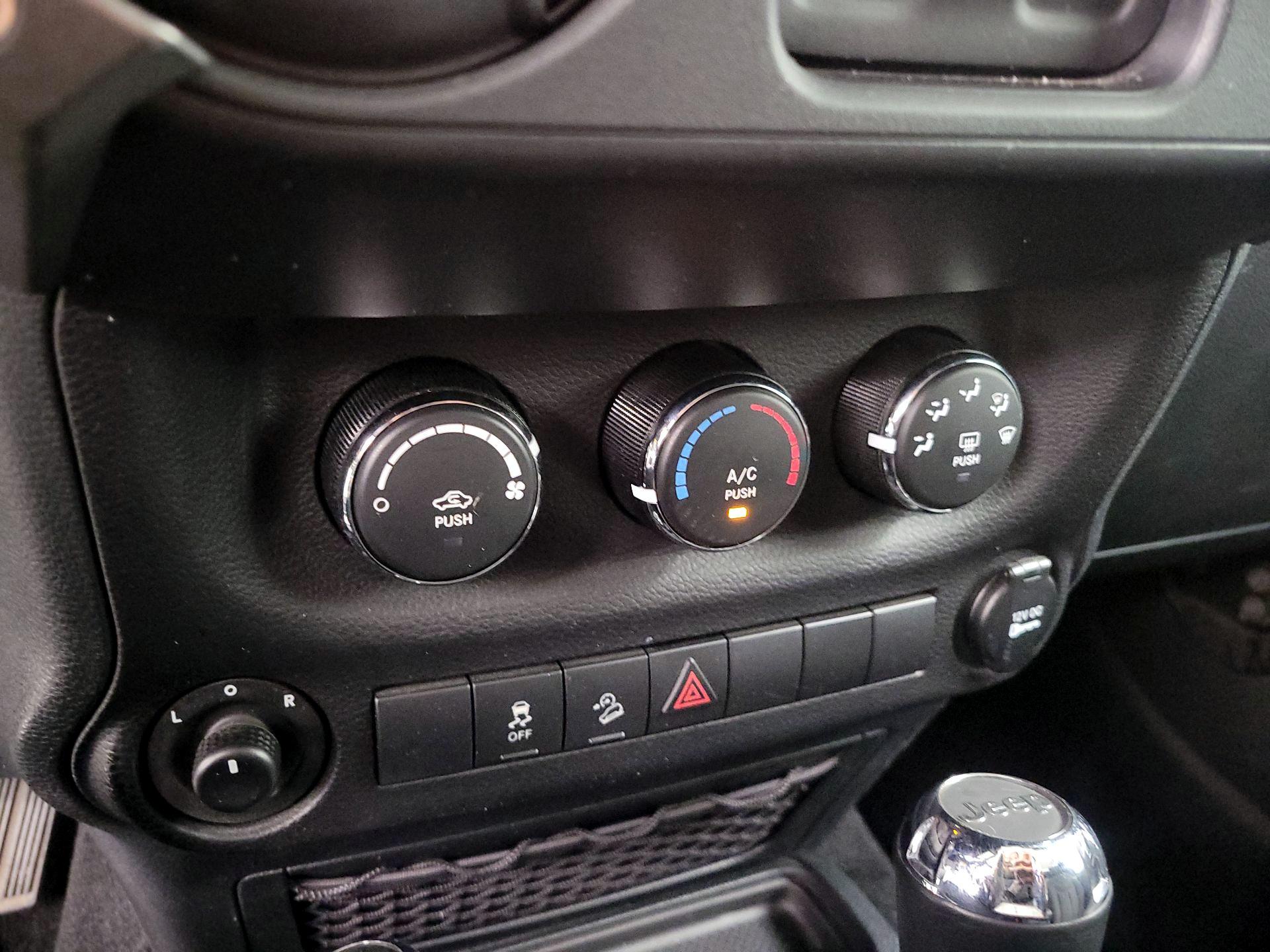 Thumbnail: 2017 Jeep Wrangler - 14