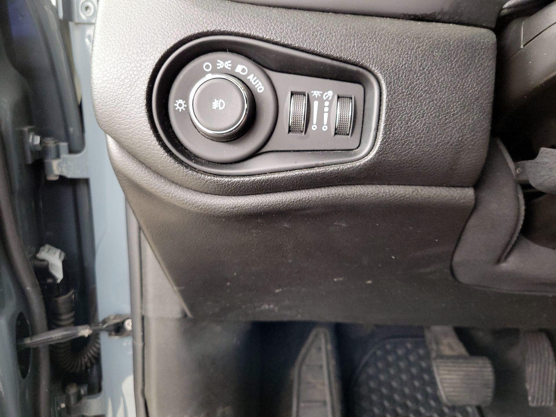 Thumbnail: 2018 Jeep Renegade - 13