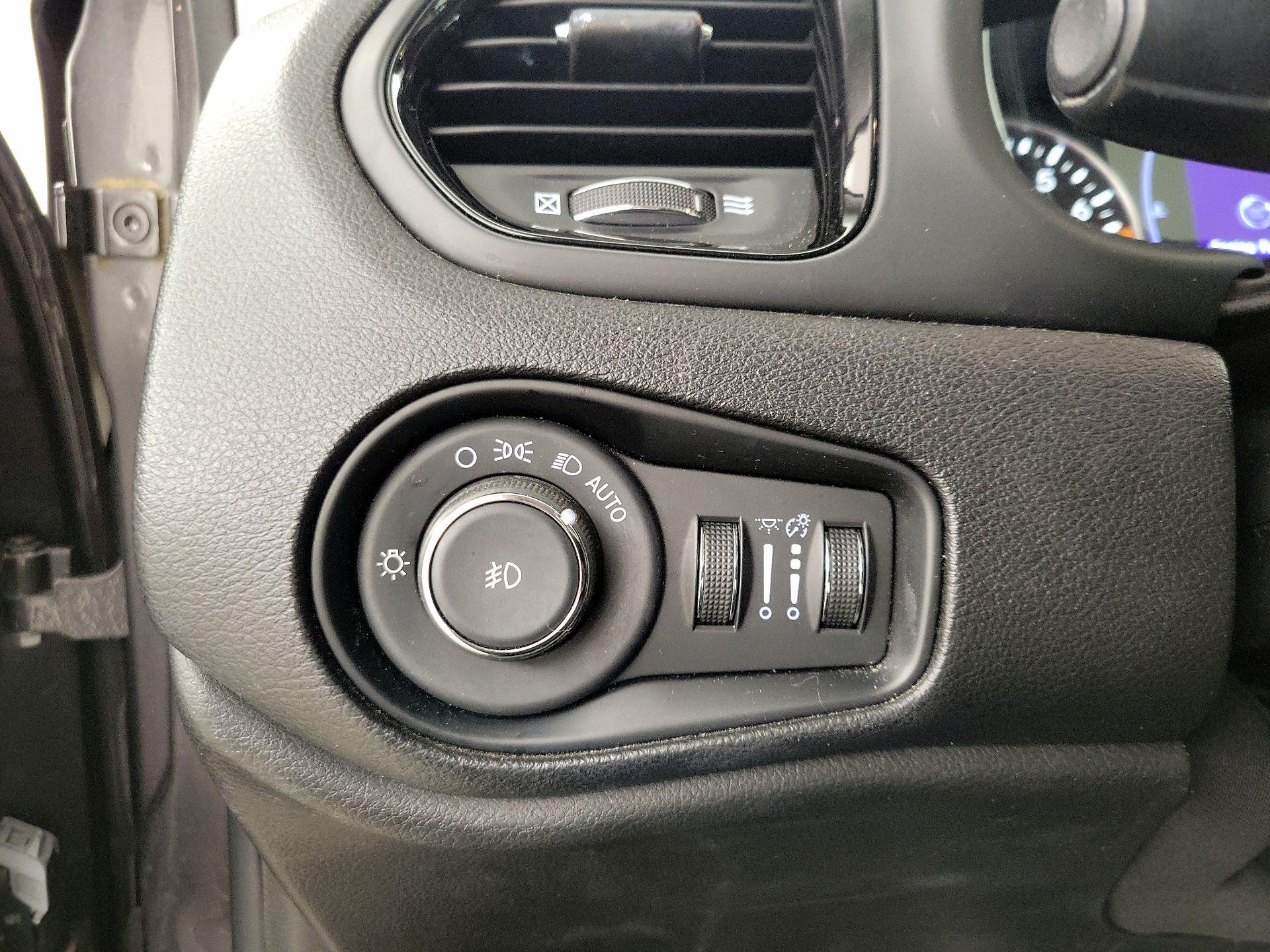Thumbnail: 2018 Jeep Renegade - 13