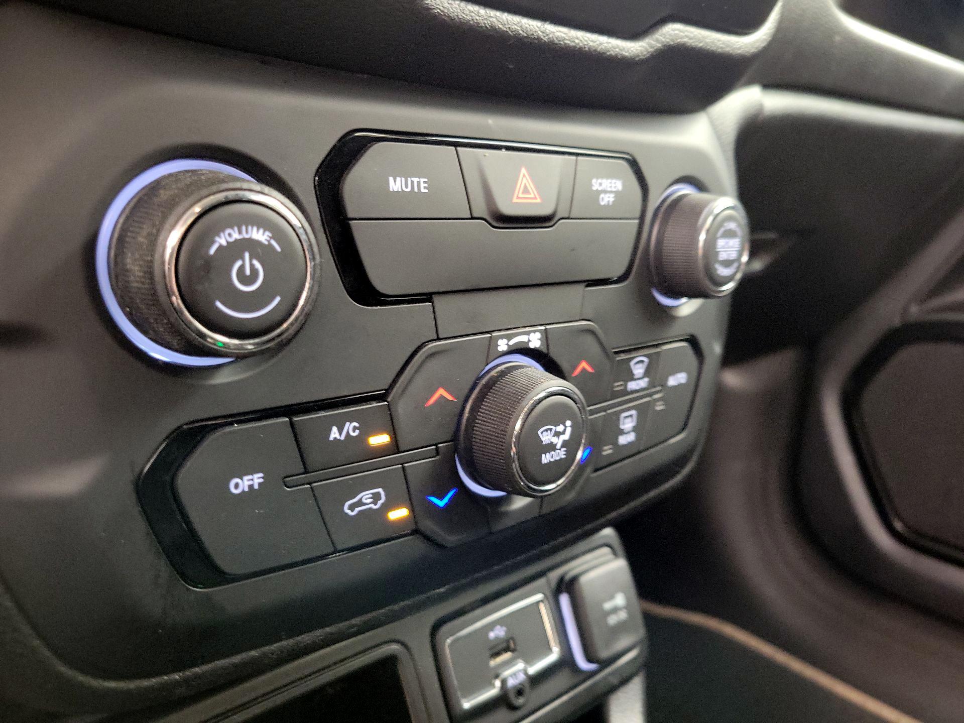 Thumbnail: 2018 Jeep Renegade - 17