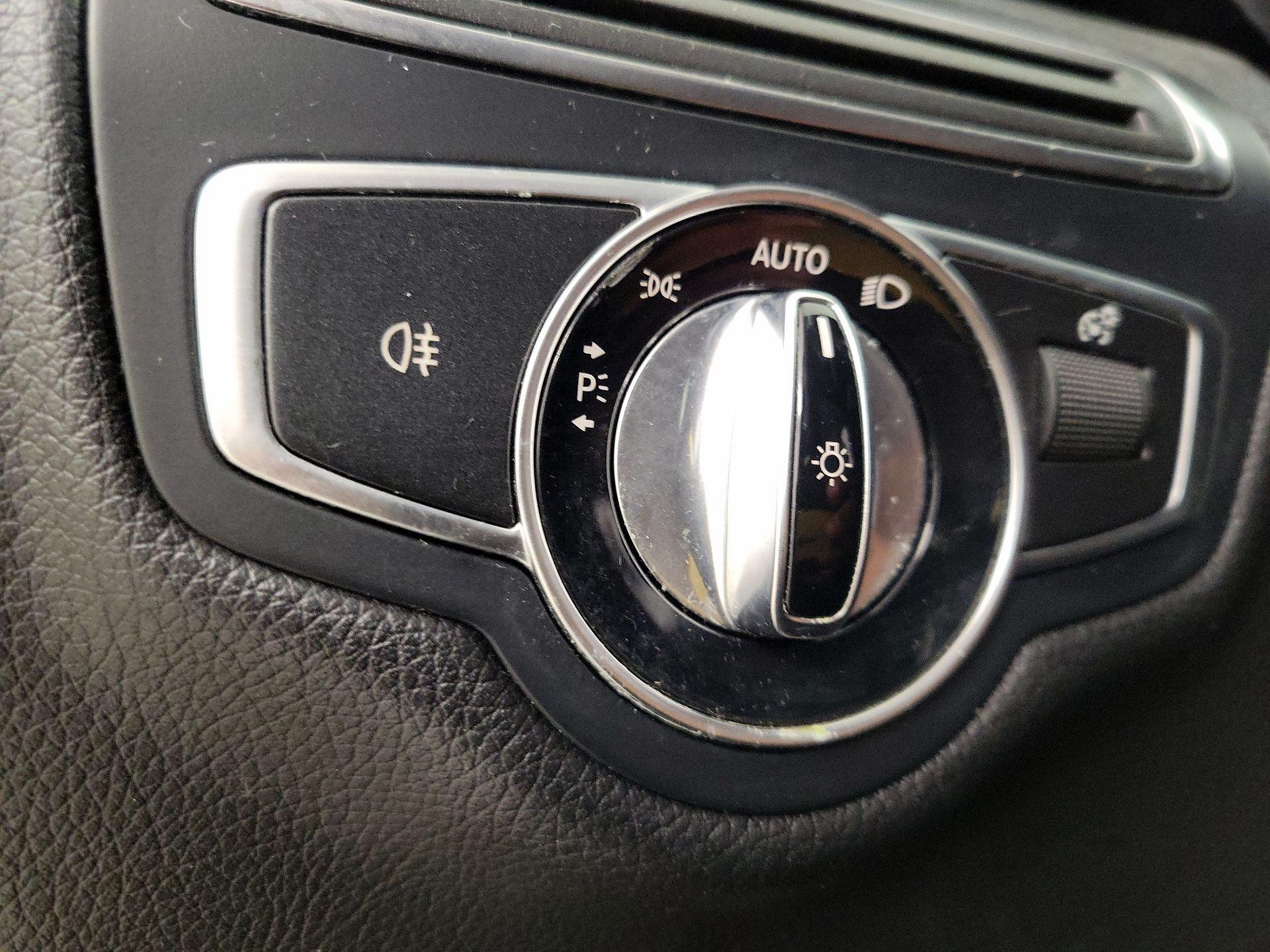 Thumbnail: 2016 Mercedes-Benz C-Class - 13